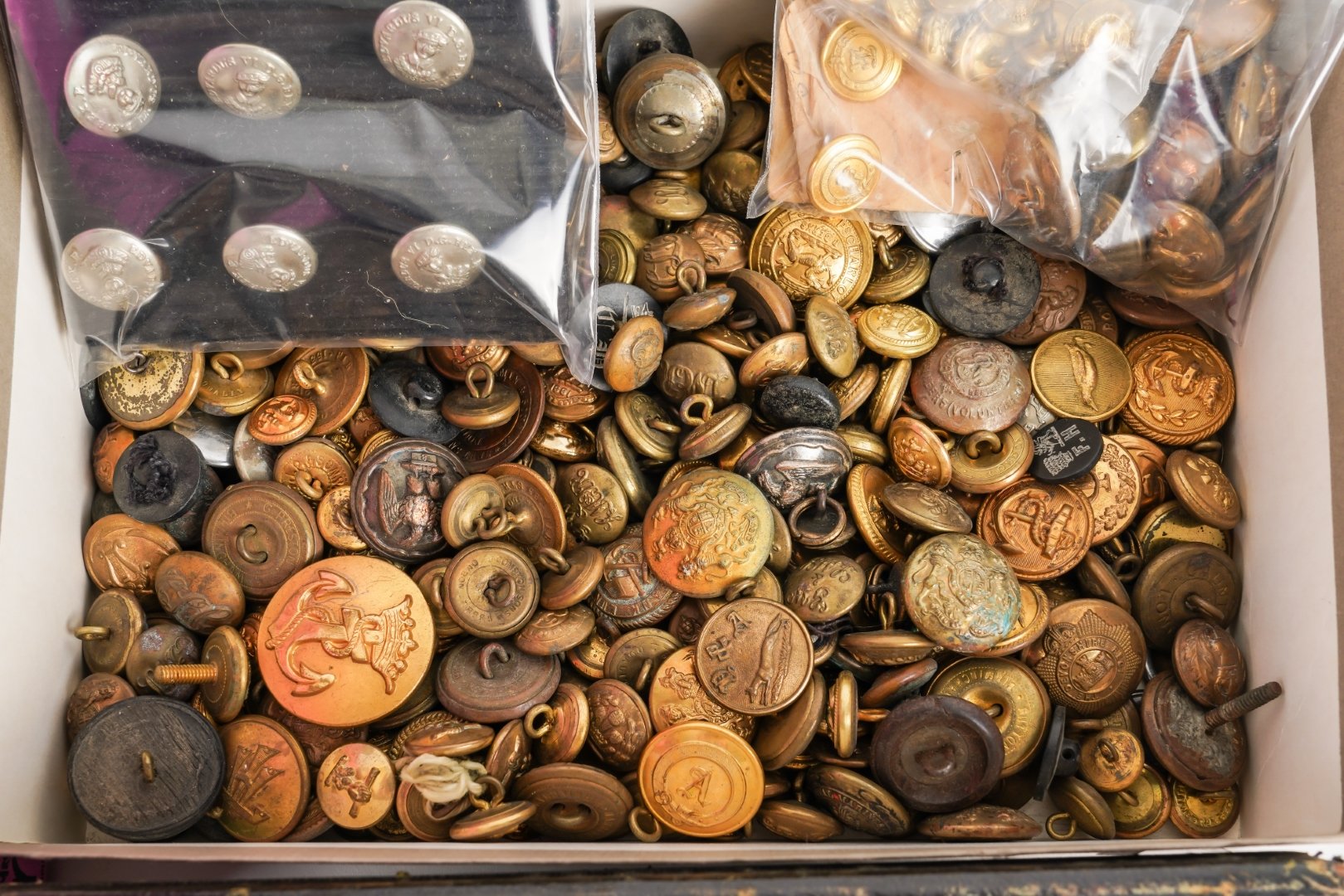 A GROUP OF INSIGNIA, UNIFORM BUTTONS AND COINS (QTY) - Image 4 of 7