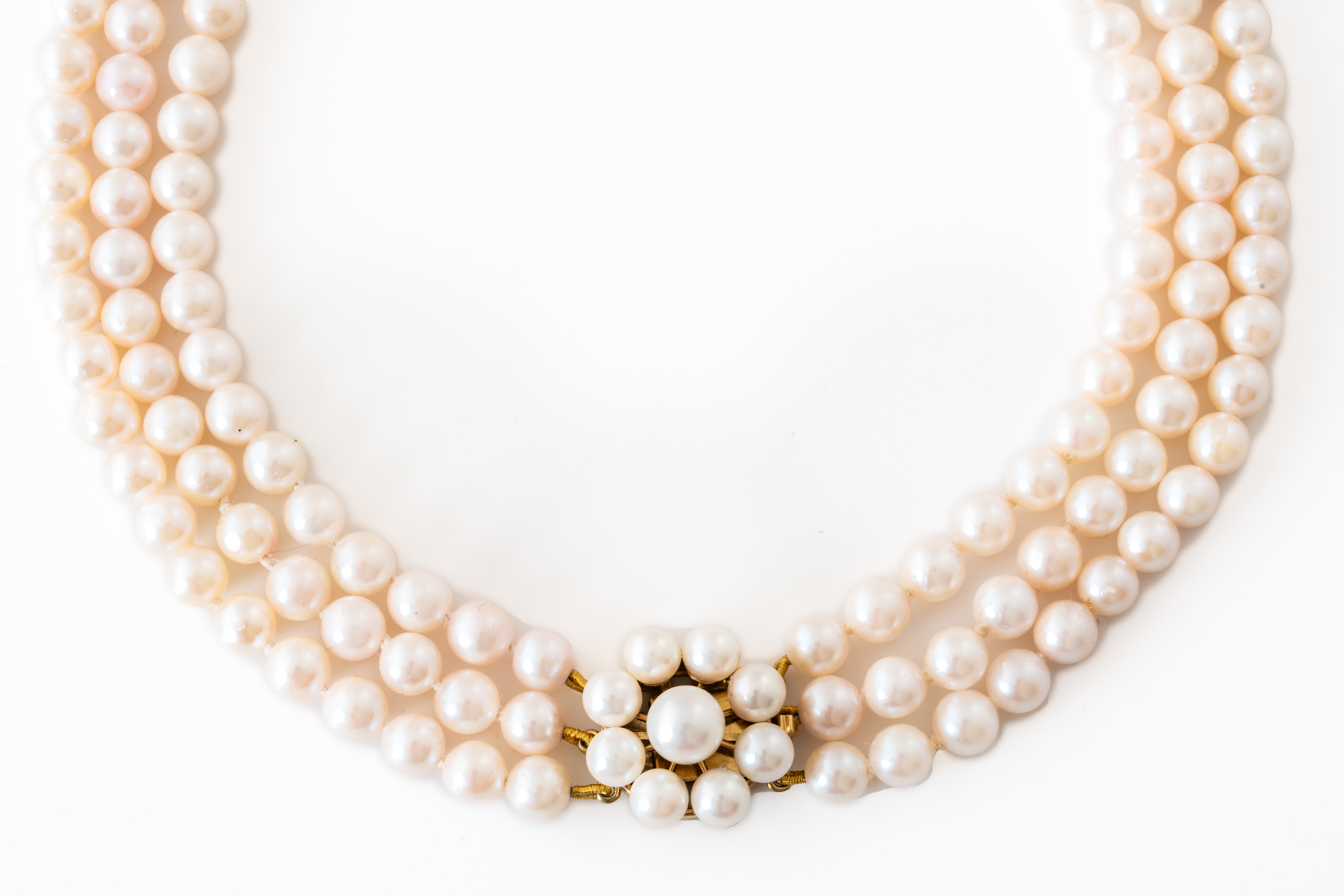 A THREE-ROW CULTURED PEARL NECKLACE