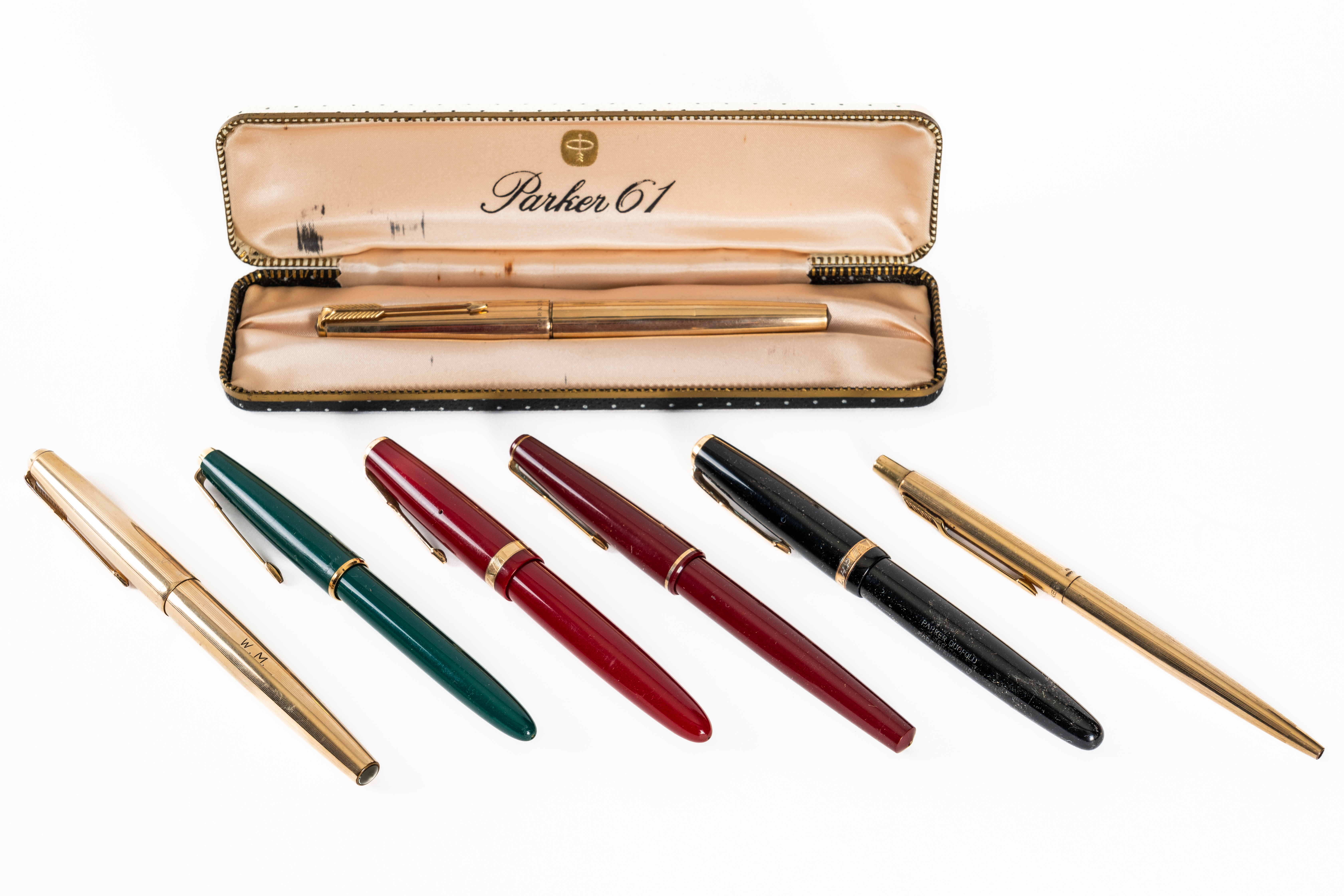 A COLLECTION OF VINTAGE PENS INCLUDING A PARKER 61 FOUNTAIN PEN IN BOX (7)