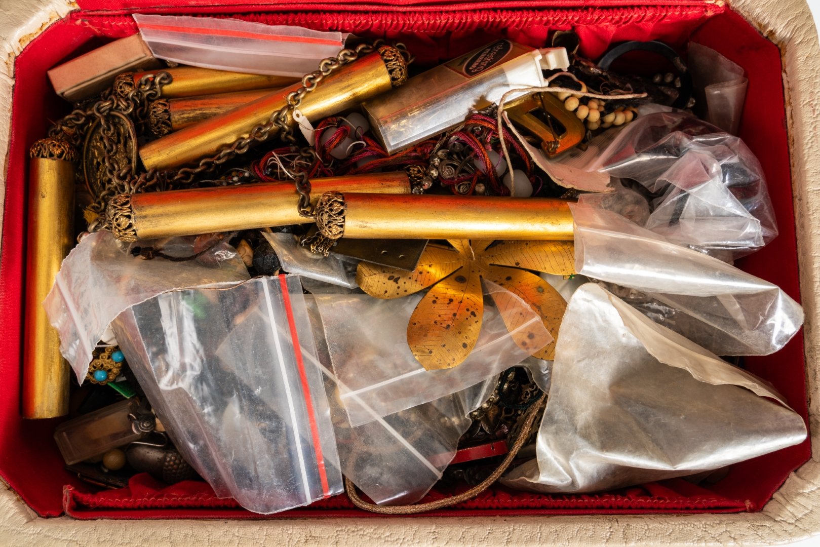 THREE BOXES OF ASSORTED VARIOUS JEWELLERY ITEMS (QTY) - Image 2 of 4