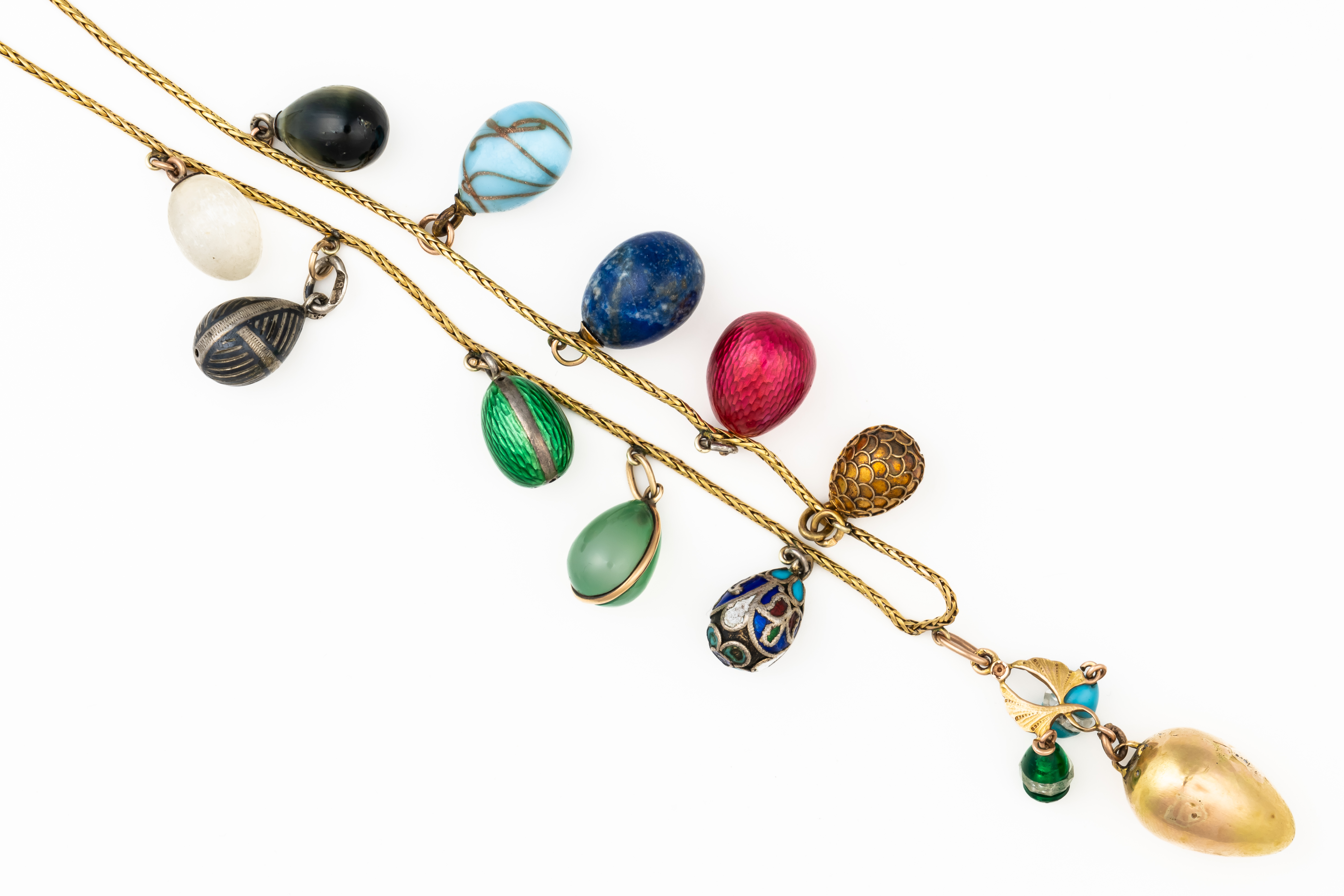 AN EARLY 20TH CENTURY EGG CHARM NECKLACE - Image 3 of 3