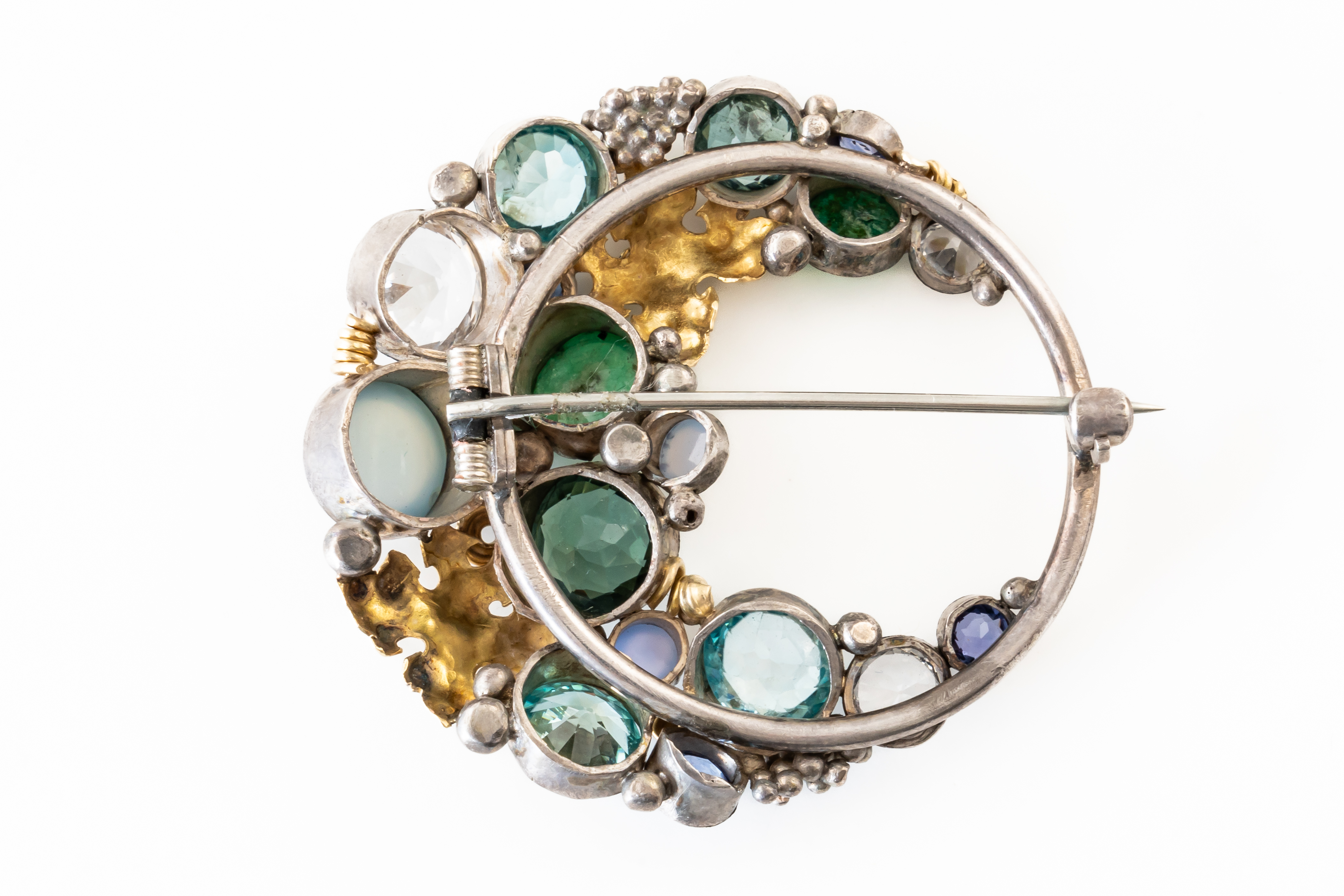 ATTRIBUTED TO DORRIE NOSSITER: A GEMSET BROOCH - Image 2 of 2