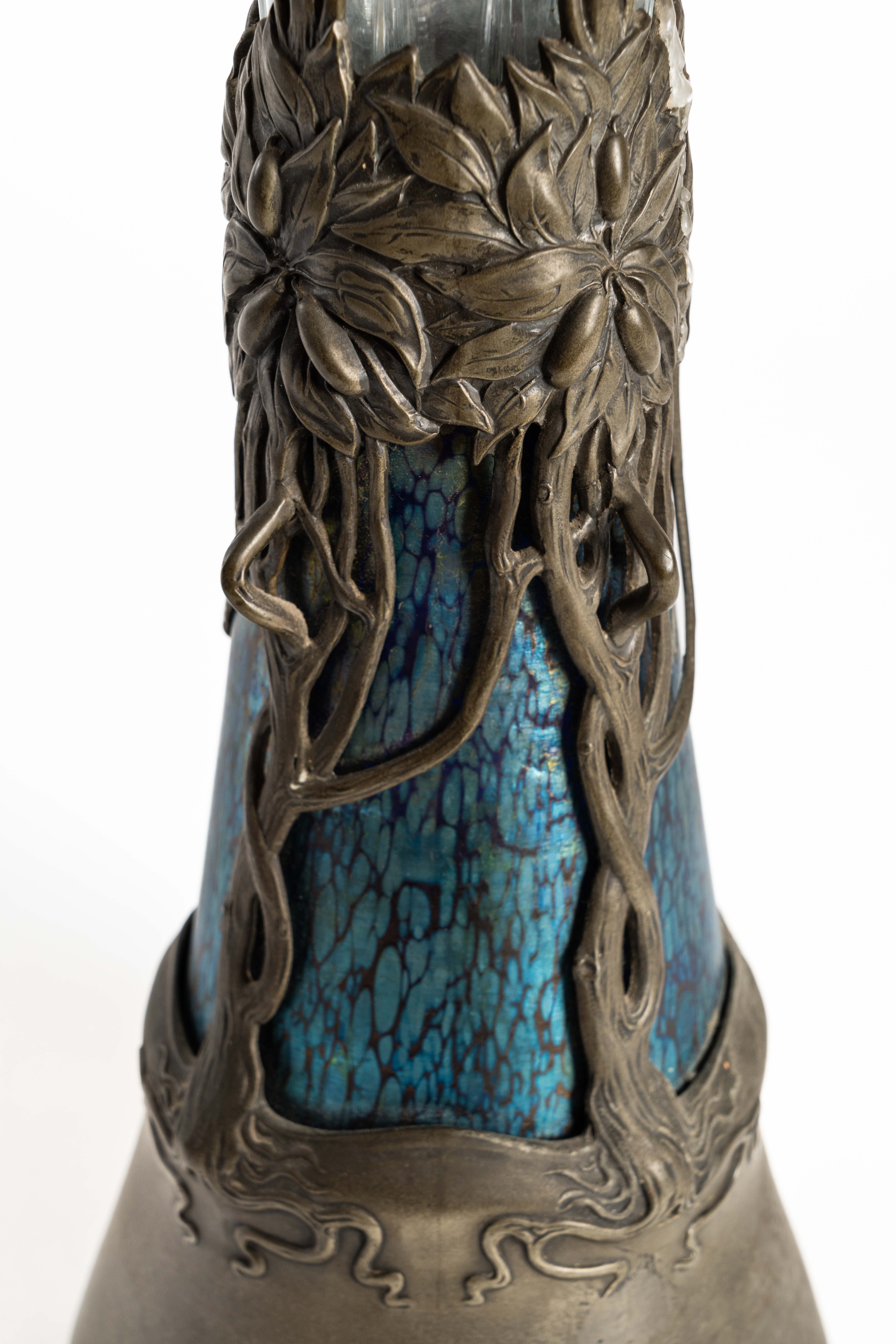 AN ART NOUVEAN PEWTER ALLOY MOUNTED LOETZ PAPILLON STYLE GLASS VASE AND A TABLE LAMP (2) - Image 4 of 5