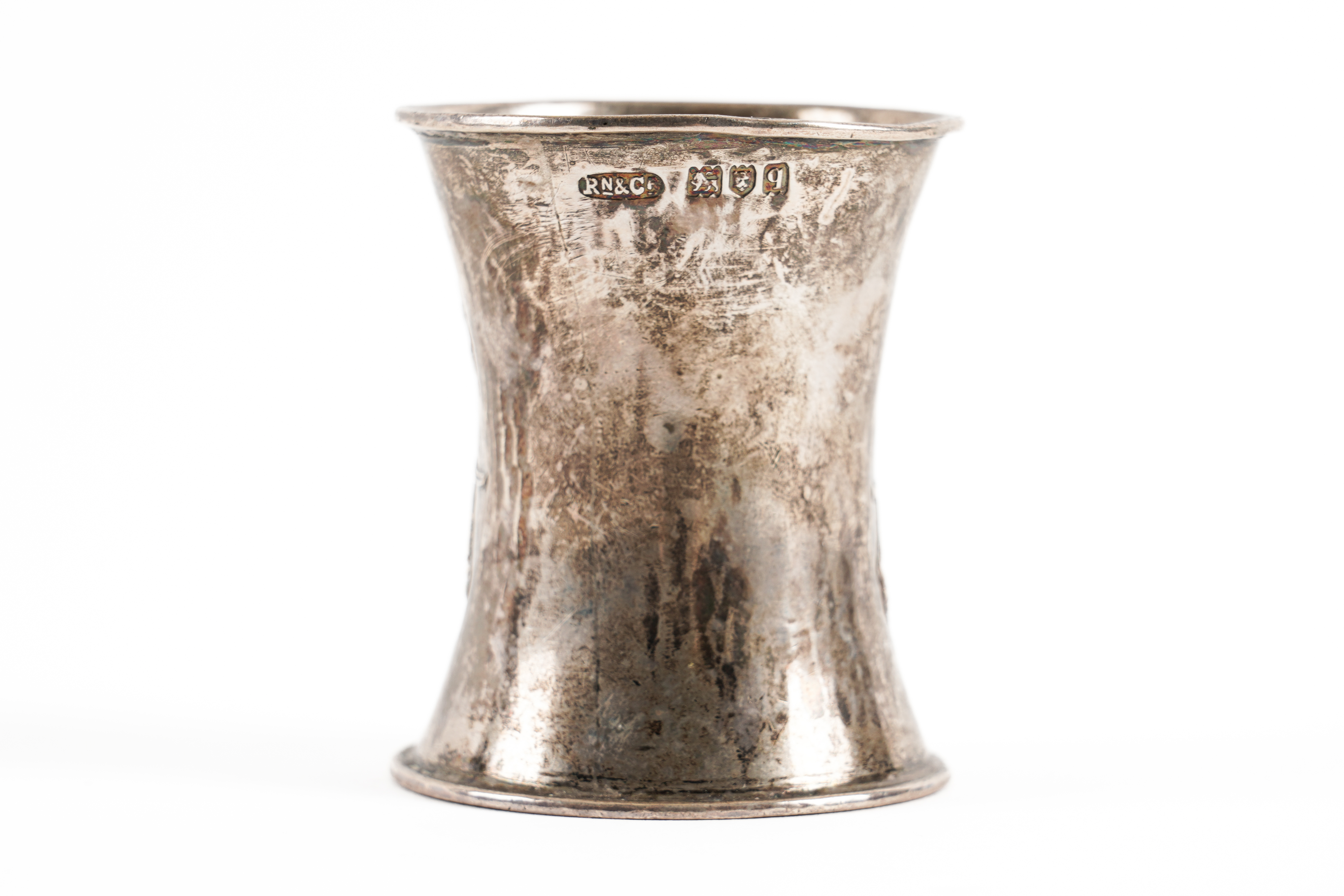 A RAMSDEN AND CARR SILVER NAPKIN RING - Image 2 of 3