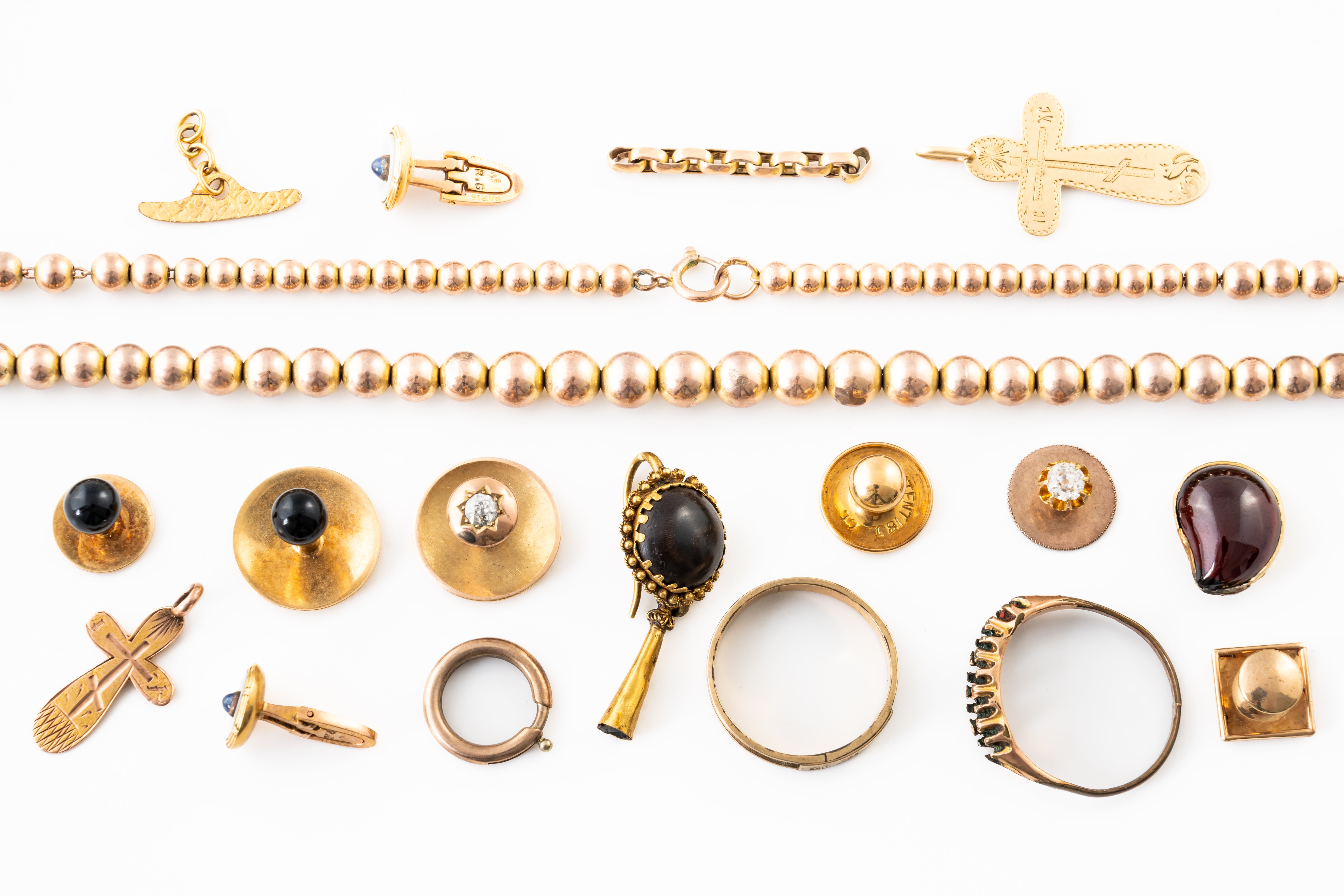 A GROUP OF ASSORTED GOLD MOUNTED JEWELLERY (18)