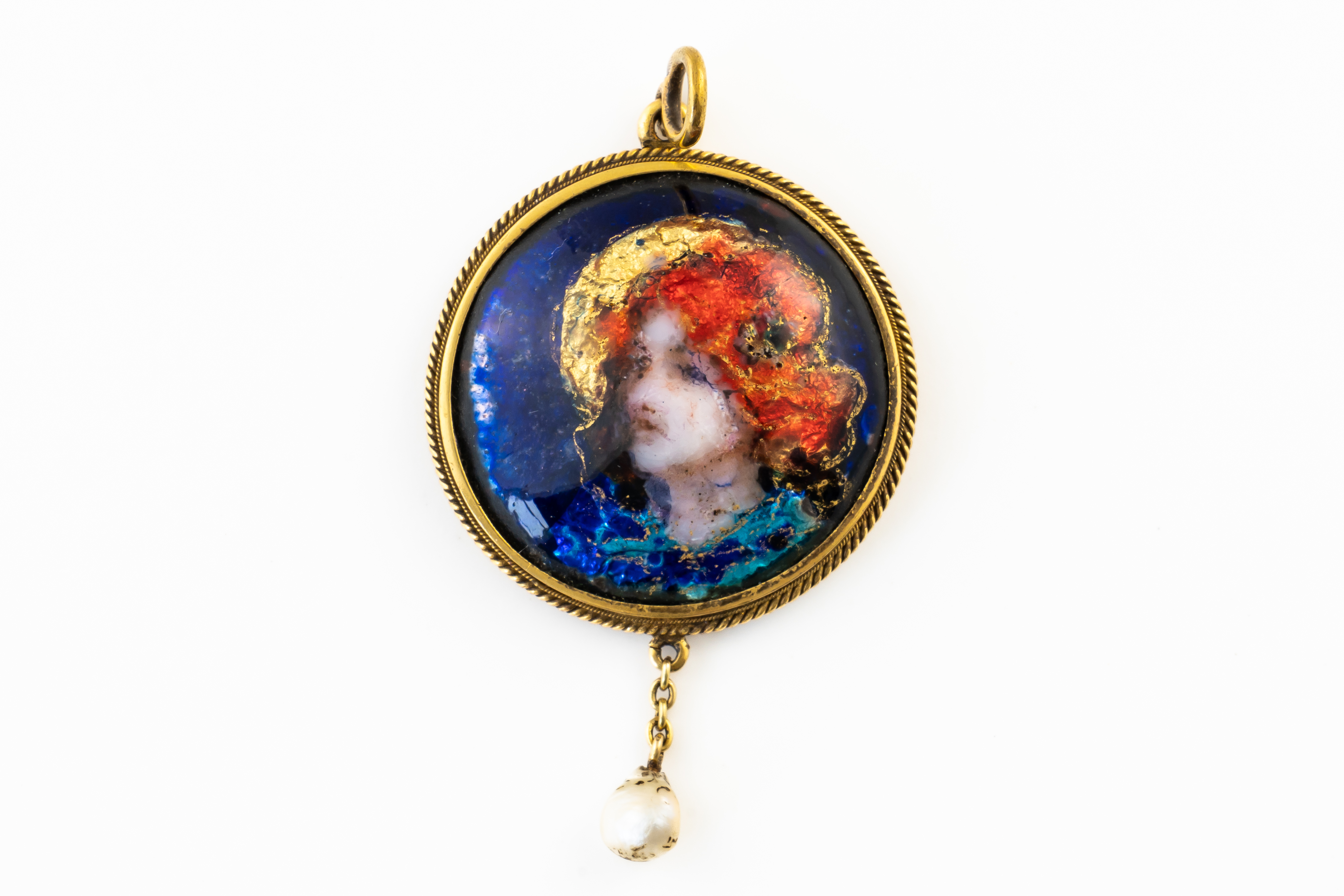 AN ART NOUVEAU ENAMEL PENDANT