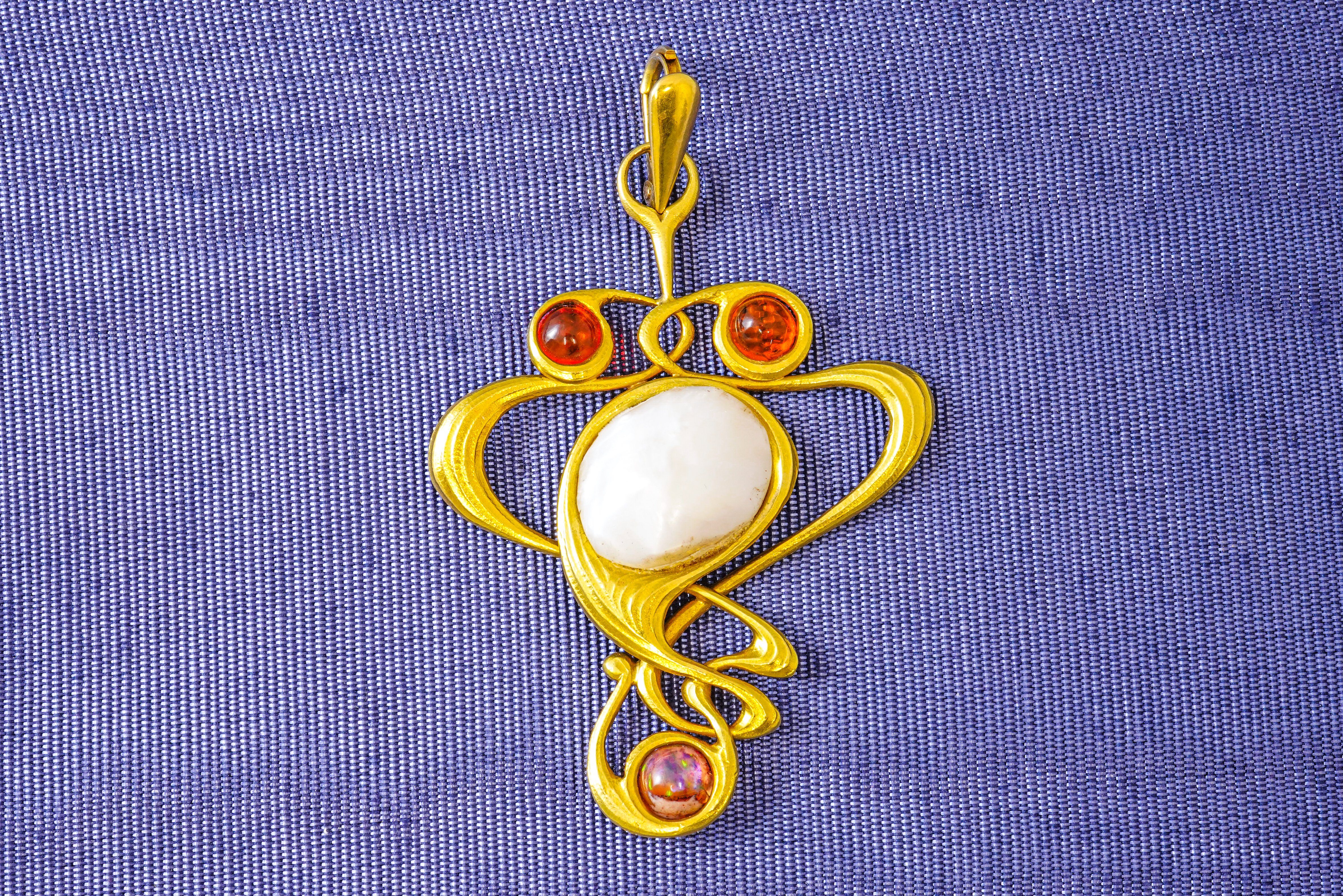 AN EARLY 20TH CENTURY PEARL AND OPAL PENDANT