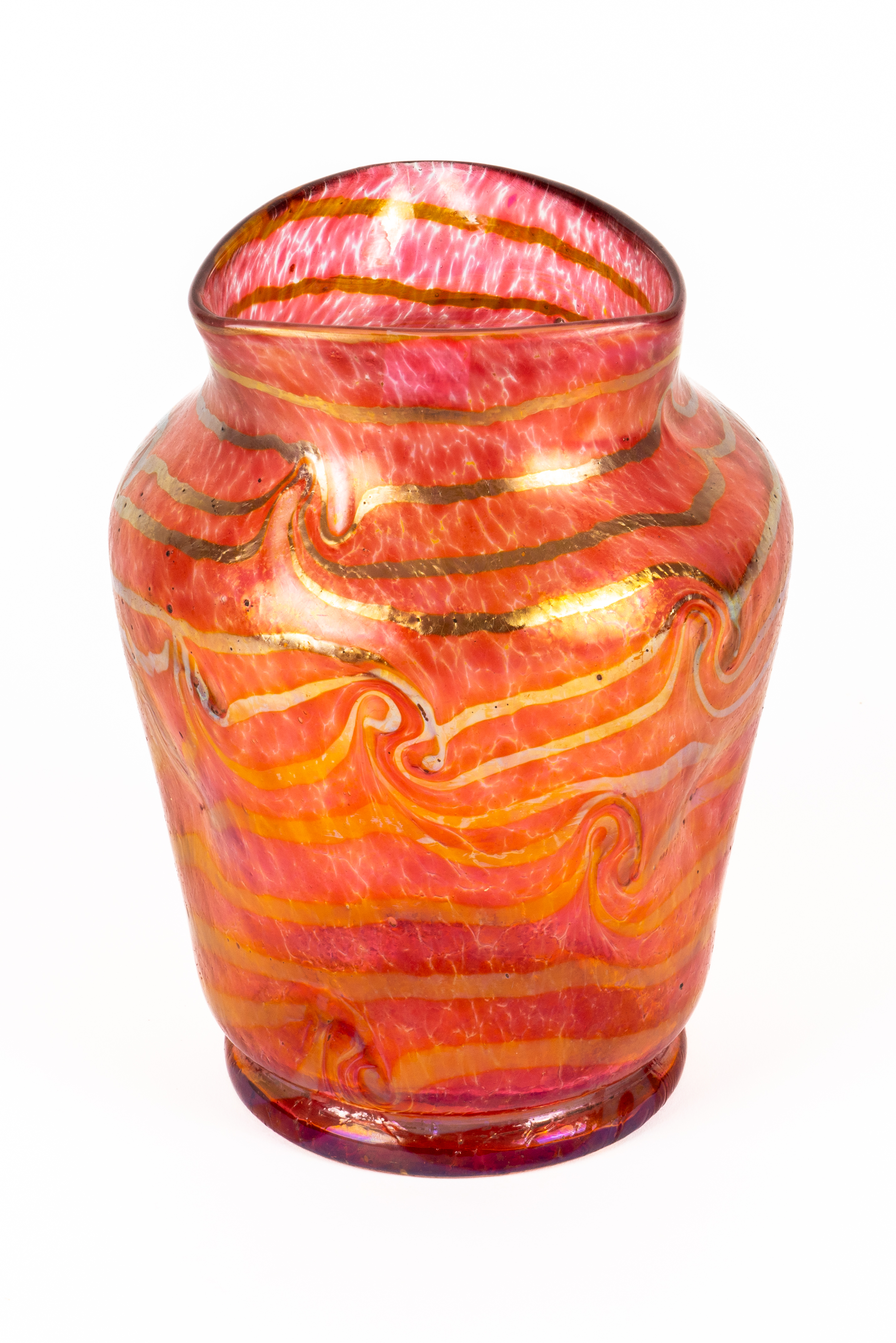 AN IRIDESCENT GLASS VASE - Image 2 of 4