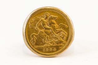 A 9CT GOLD RING, MOUNTED WITH AN EDWARD VII HALF SOVEREIGN