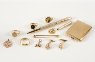 A GROUP OF GOLD JEWELLERY AND OBJECTS OF VERTU (12)