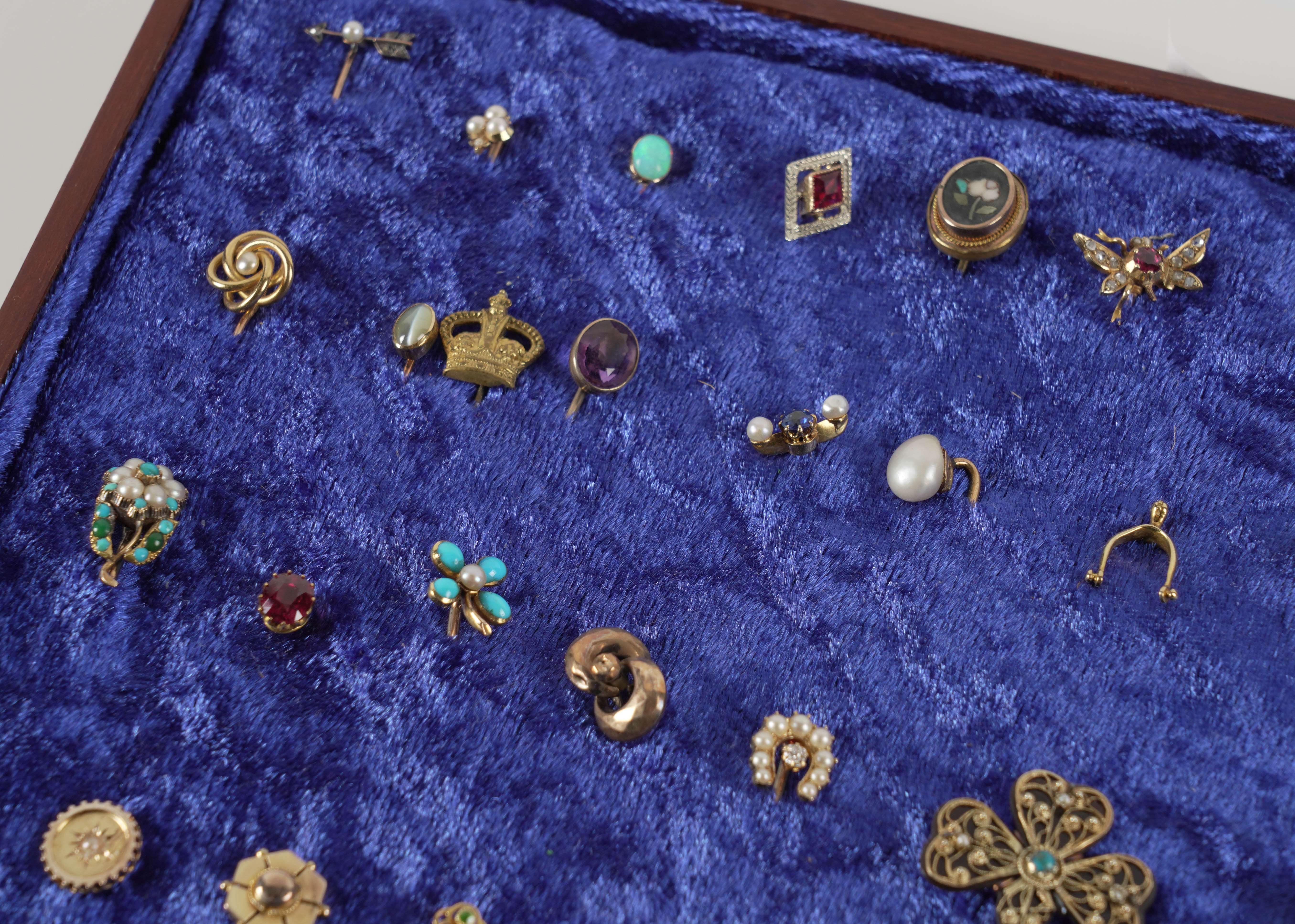 A COLLECTION OF SIXTY-ONE STICK PINS (62) - Image 4 of 4