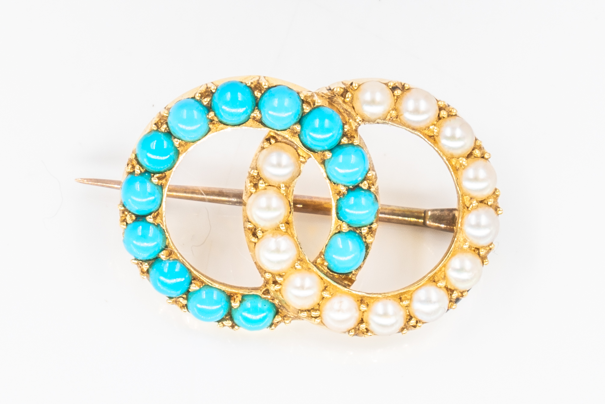 A GOLD, TURQUOISE AND SEED PEARL BROOCH