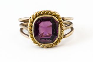 A GARNET SINGLE STONE RING