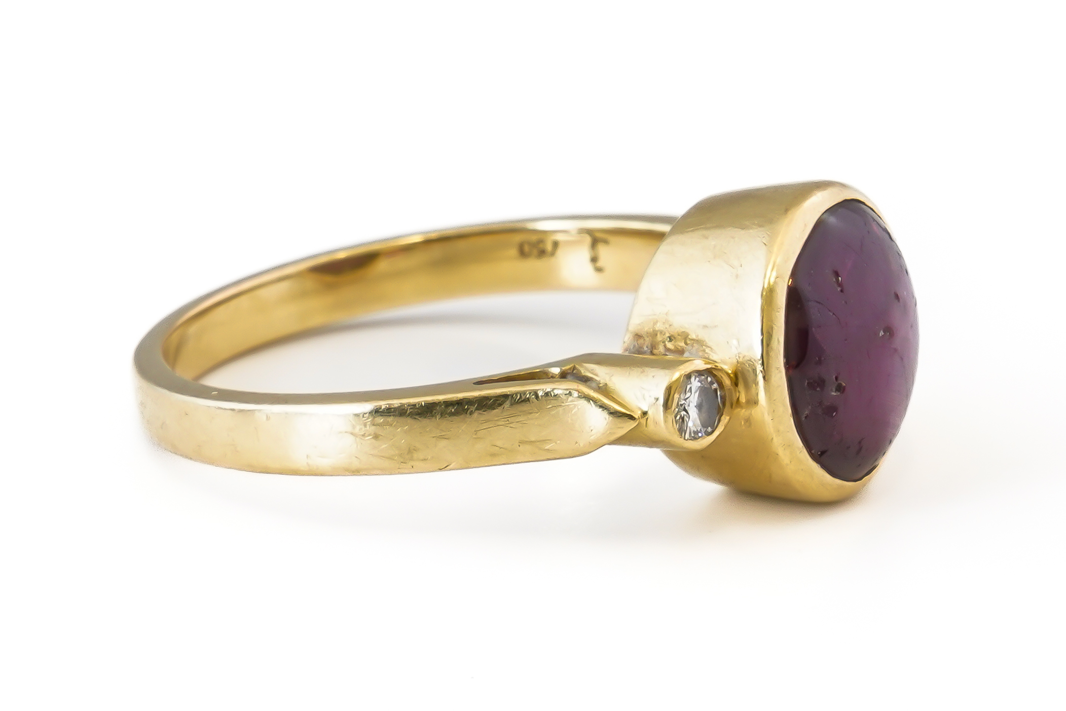 A GOLD, STAR RUBY AND DIAMOND THREE STONE RING (2) - Image 2 of 4