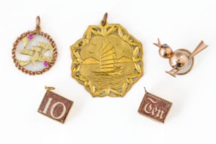A SELECTION OF GOLD CHARMS (5)
