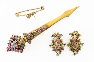 A GOLD, EMERALD AND PINK SAPPHIRE TURBAN PIN, A LACE PIN AND A PAIR OF RED GEM SET EAR CLIPS (4)