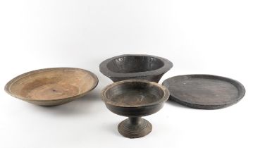 A GROUP OF FOUR TREEN BOWLS AND A PLATTER (4)