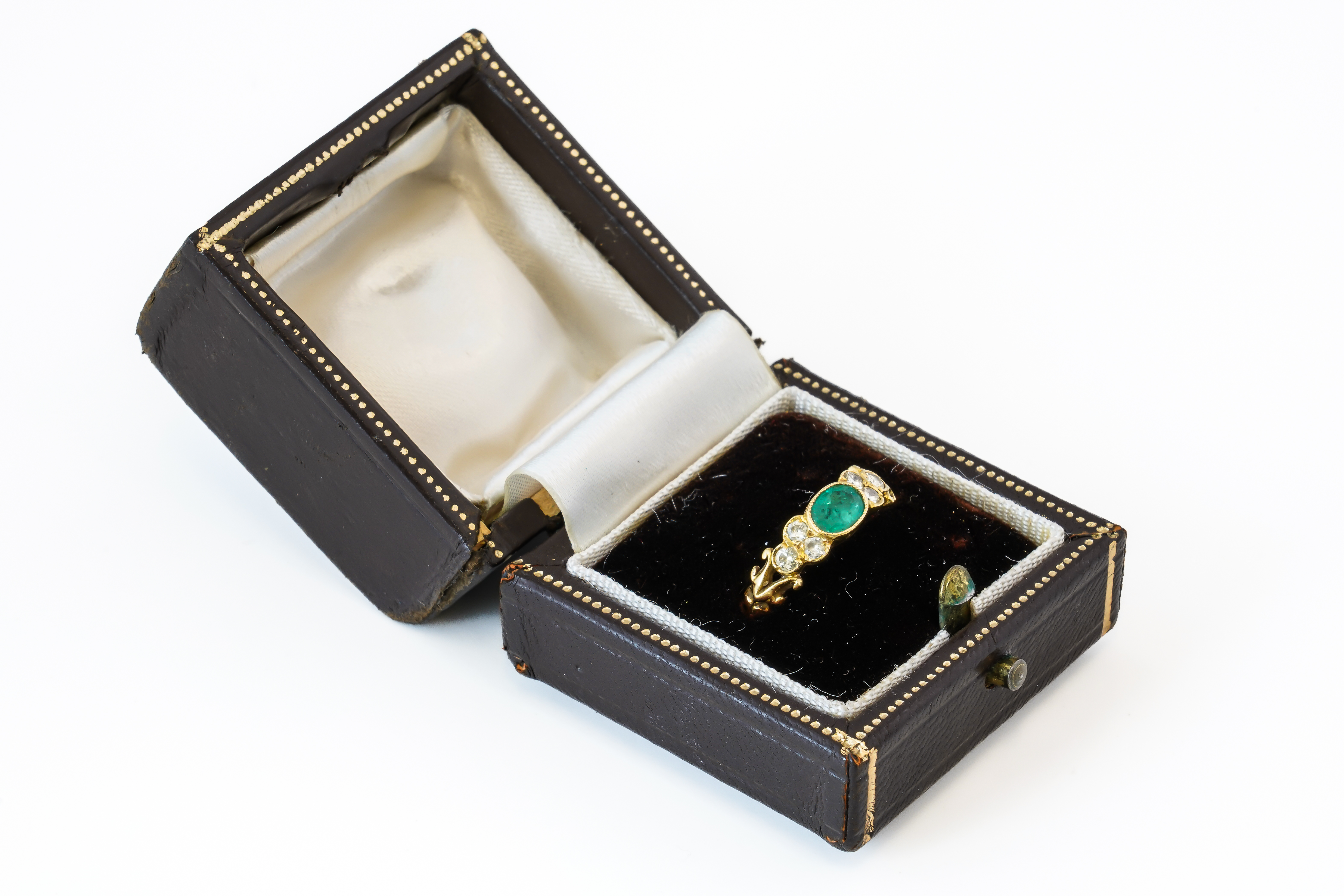 EMERALD AND DIAMOND RING (2) - Image 4 of 4