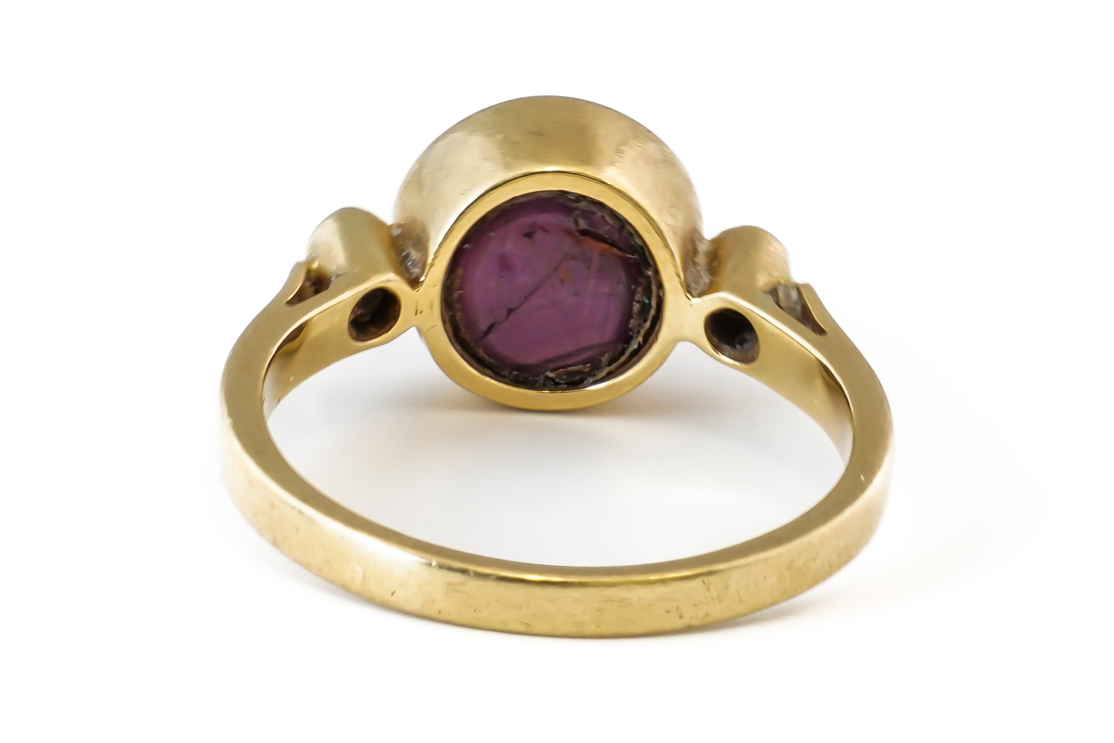 A GOLD, STAR RUBY AND DIAMOND THREE STONE RING (2) - Image 3 of 4