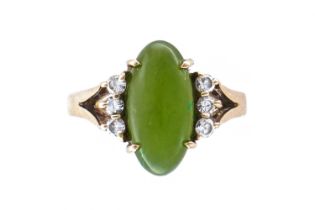 A GOLD, NEPHRITE AND COLOURLESS GEM SET RING