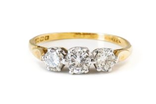 AN 18CT GOLD AND DIAMOND THREE STONE RING (2)