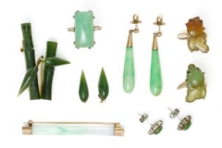 TWO PAIRS OF JADE EARRINGS AND FOUR FURTHER ITEMS (11)