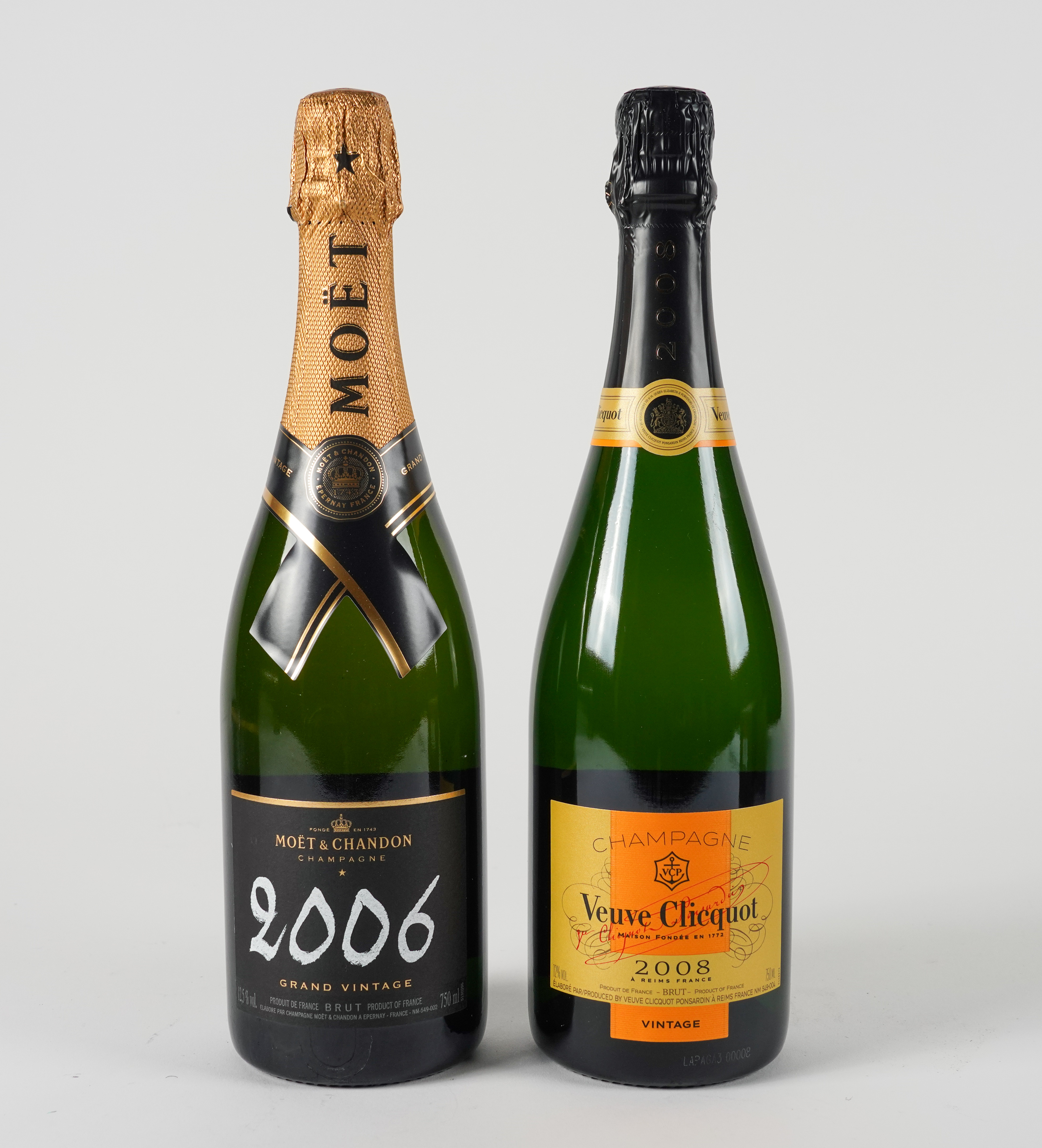A BOTTLE OF VEUVE CLICQUOT CHAMPAGNE 2008 AND A BOTTLE OF MOET CHANDON 2006 (2) - Image 2 of 5