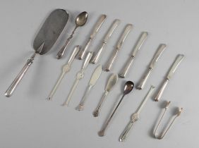 A GROUP OF SILVER AND SILVER MOUNTED FLATWARE AND FURTHER ITEMS (15)