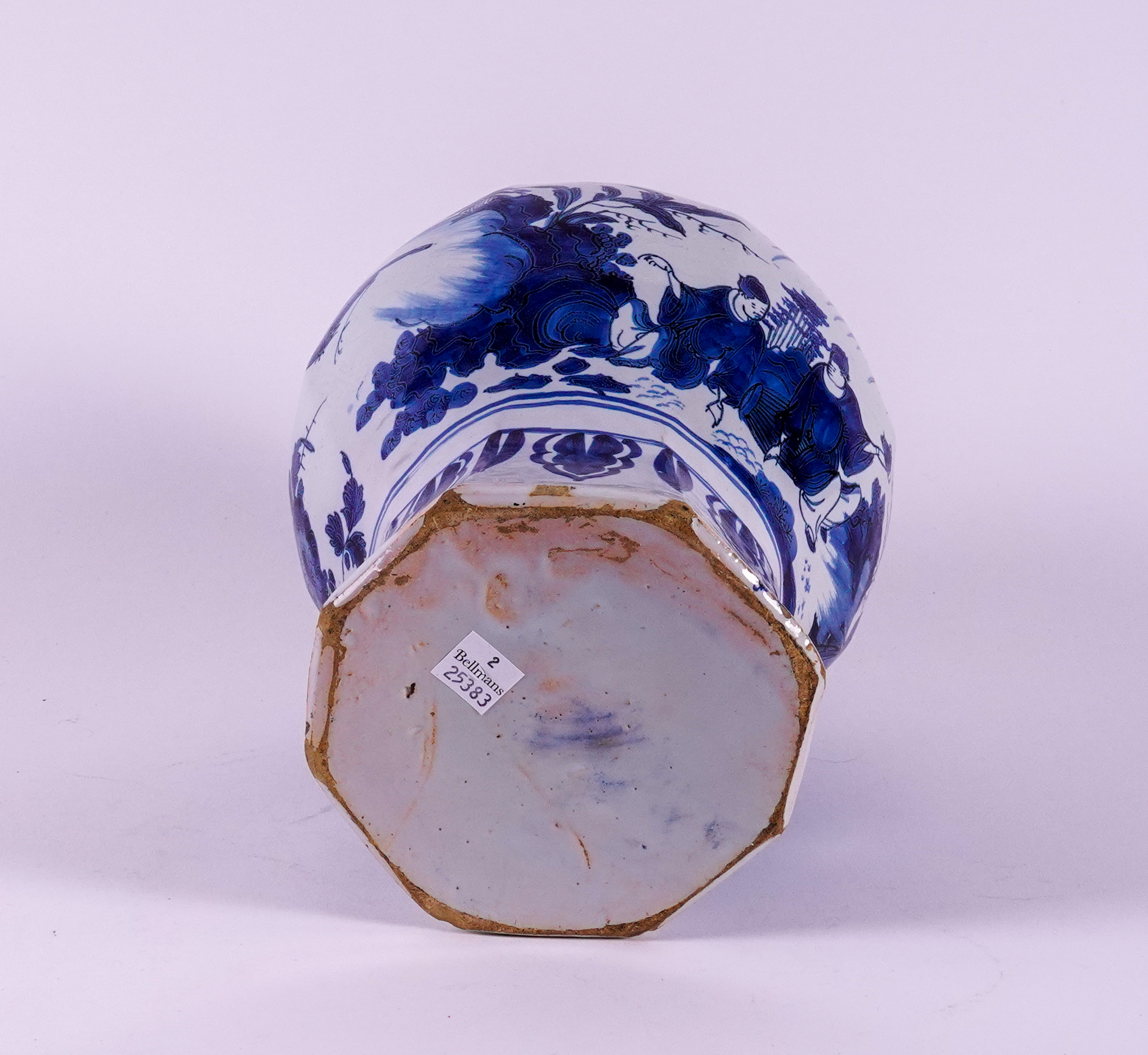 AN OCTAGONAL DUTCH DELFT BLUE AND WHITE CHINOISERIE VASE - Image 5 of 5