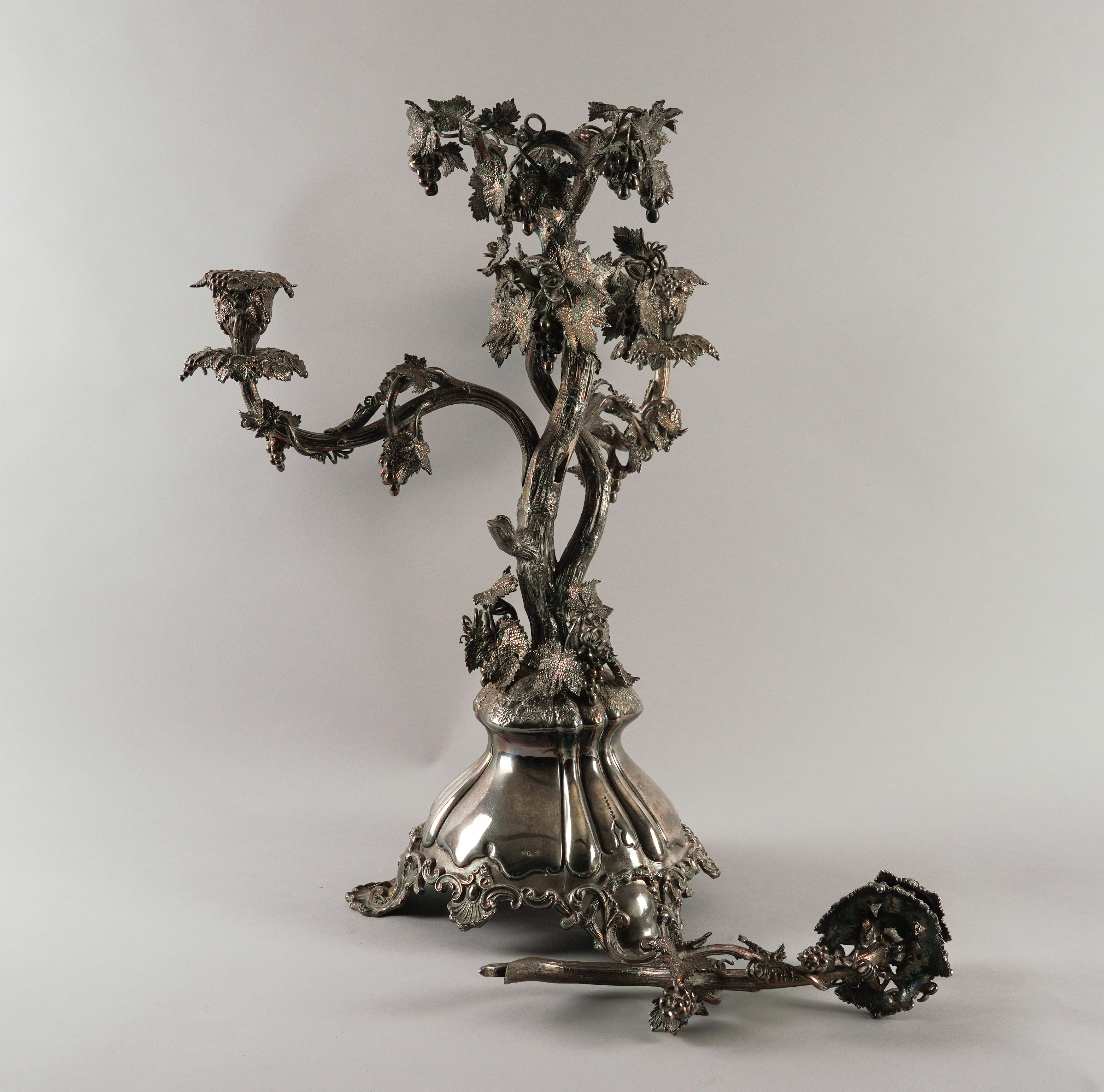 A VICTORIAN SILVER PLATED TABLE CENTREPIECE STAND - Image 2 of 3