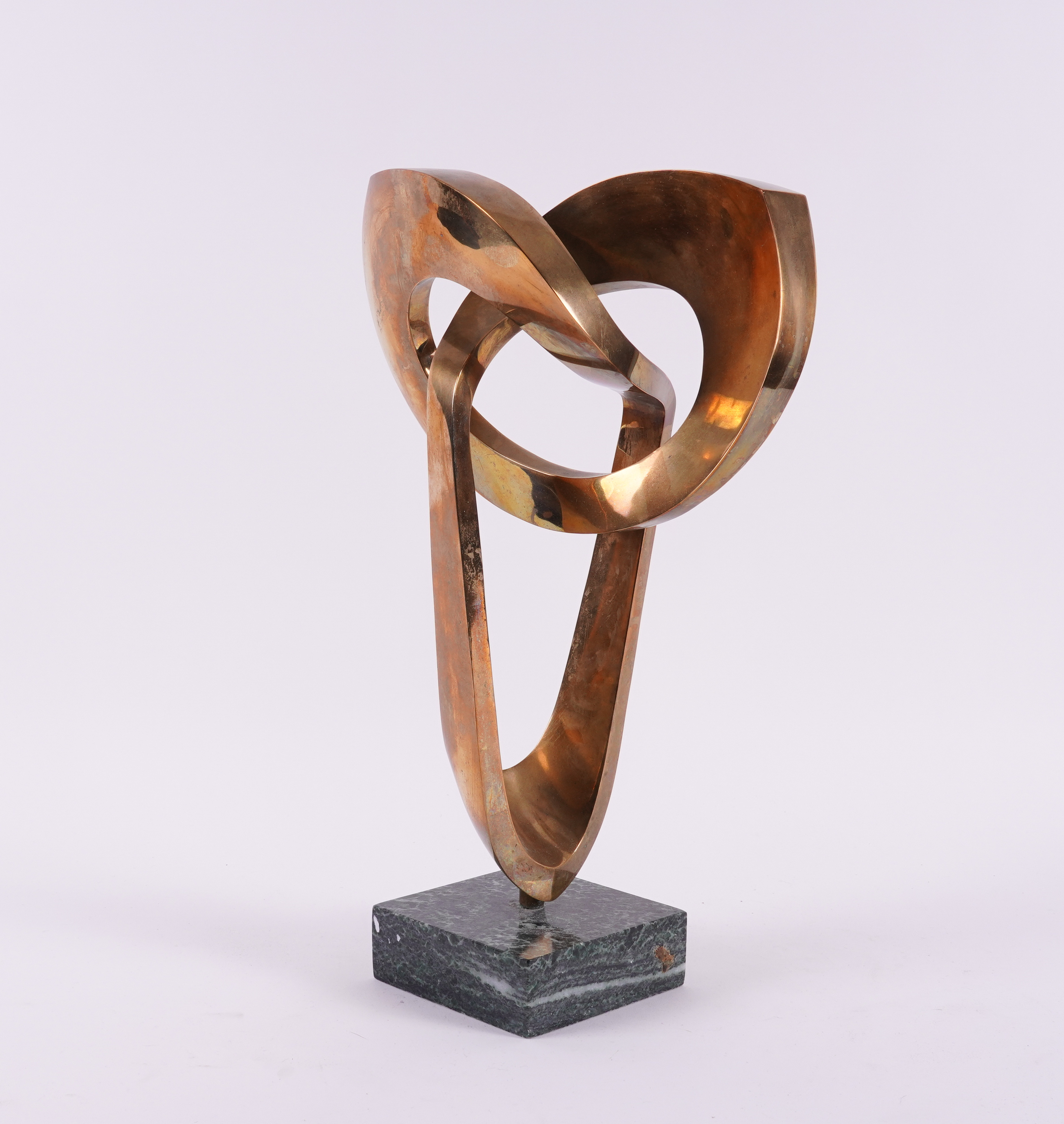 A MODERNIST POLISHED BRASS TWISTED SCULPTURE - Image 4 of 5