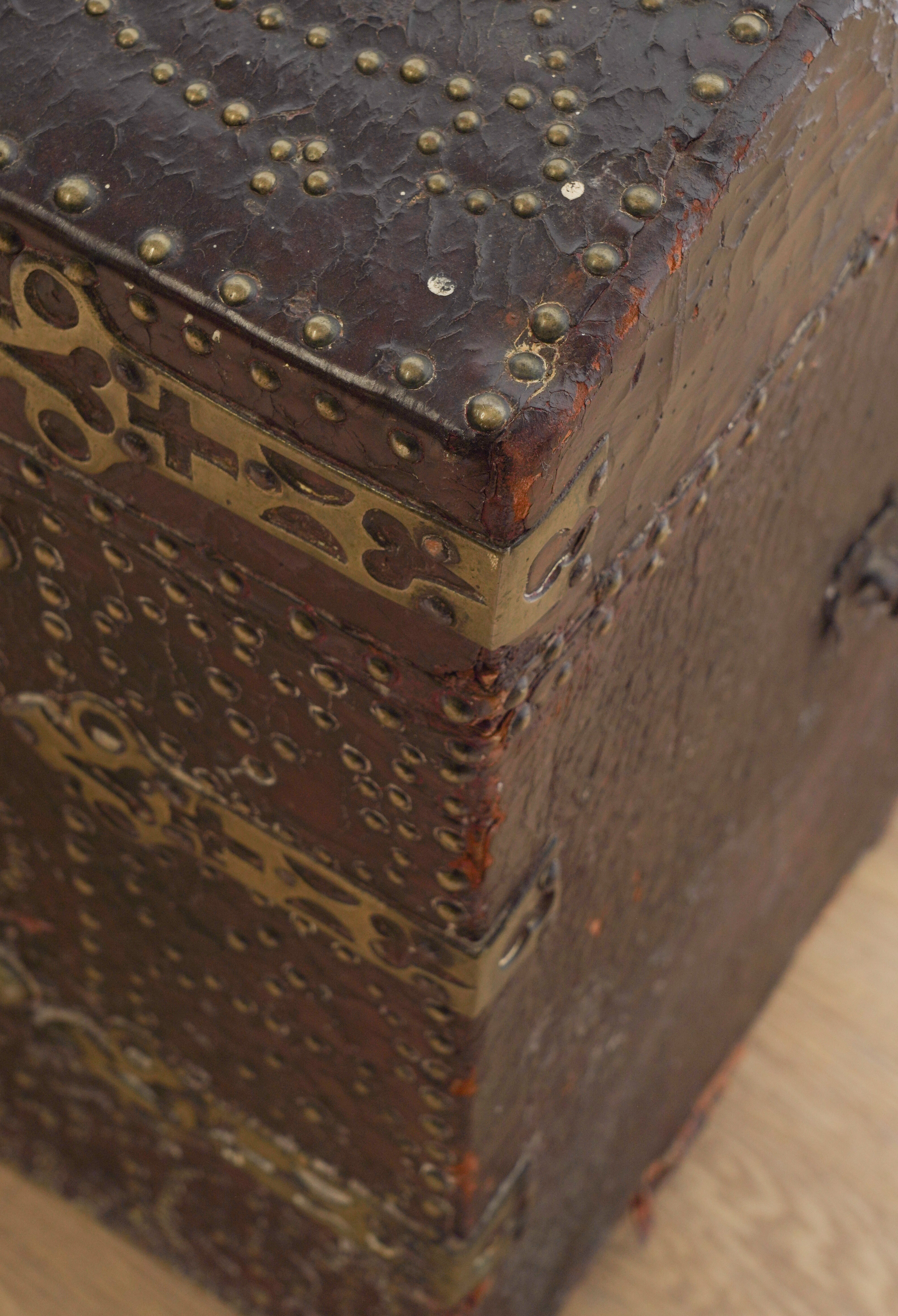 AN EARLY 18TH CENTURY BRASS STUDDED LEATHER VENEERED DOME TOPPED TRUNK - Image 5 of 8