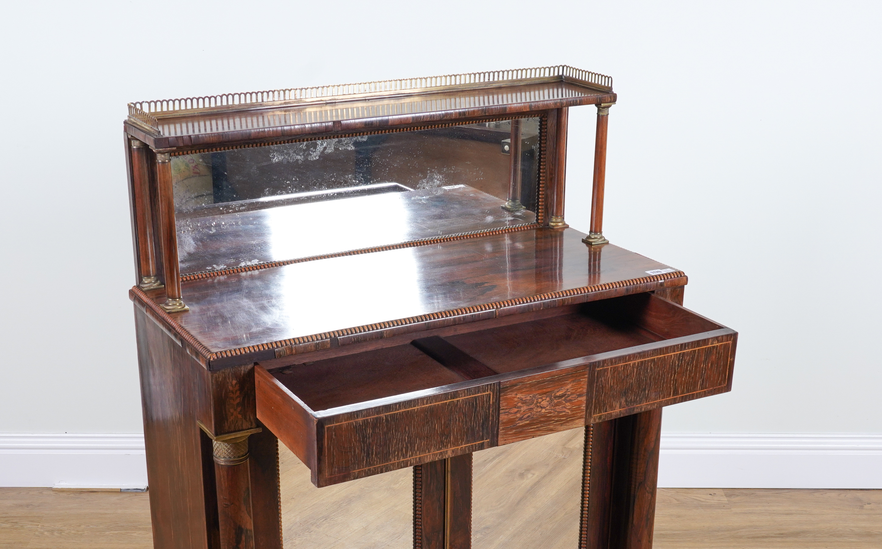 A REGENCY ROSEWOOD MIRRORED BACK CHIFFONIER - Image 10 of 10