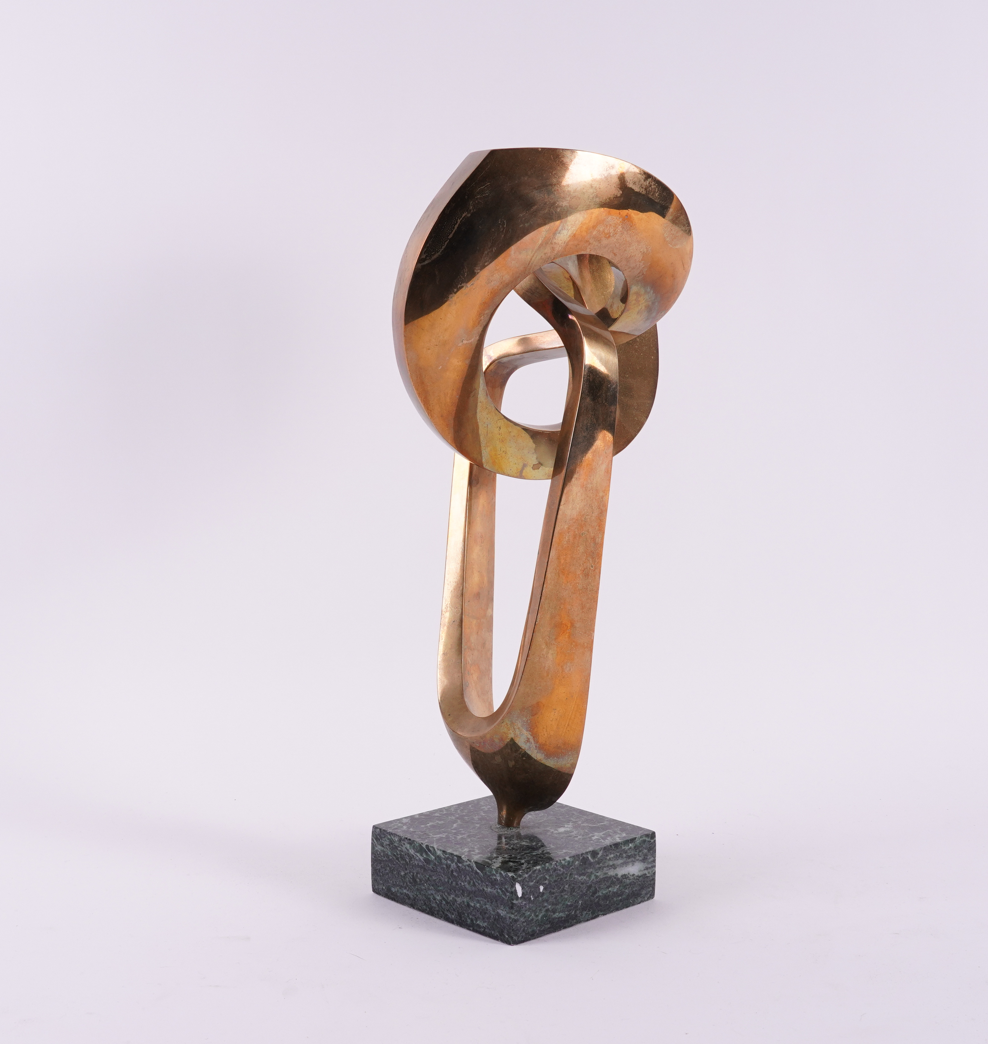 A MODERNIST POLISHED BRASS TWISTED SCULPTURE - Image 3 of 5