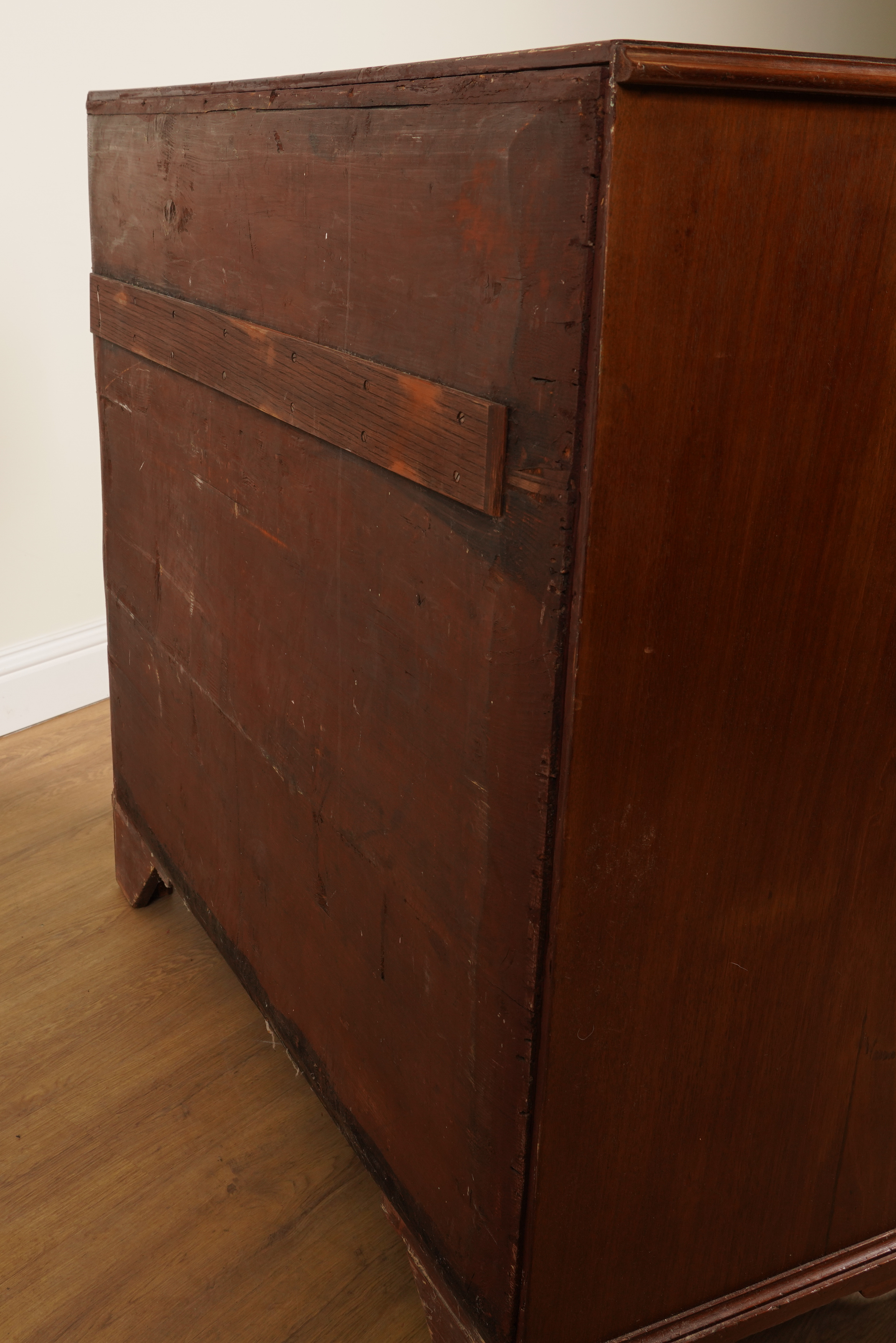 A 19TH CENTURY MAHOGANY FOUR DRAWER CHEST - Image 5 of 6
