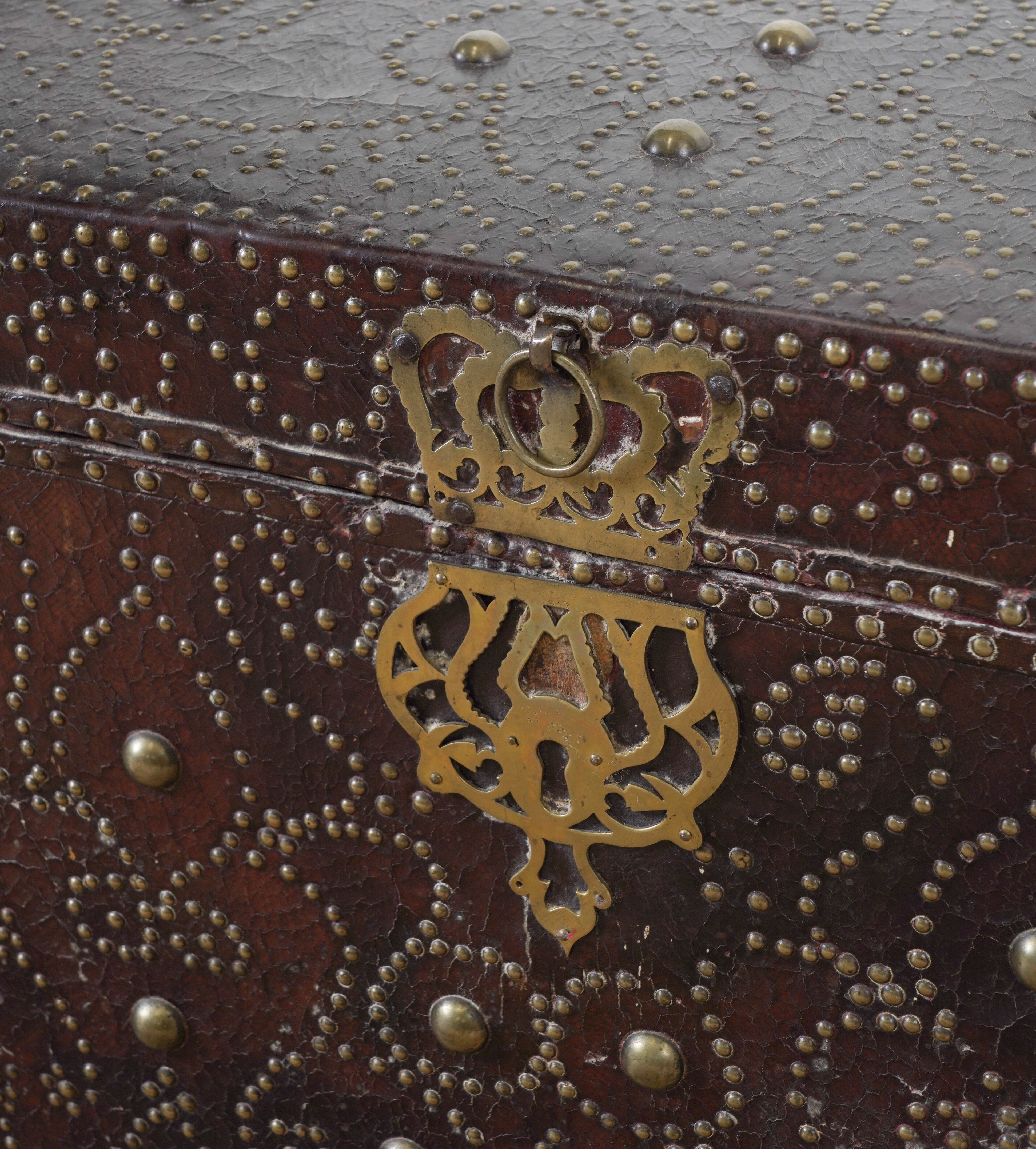 AN EARLY 18TH CENTURY BRASS STUDDED LEATHER VENEERED DOME TOPPED TRUNK - Image 4 of 8