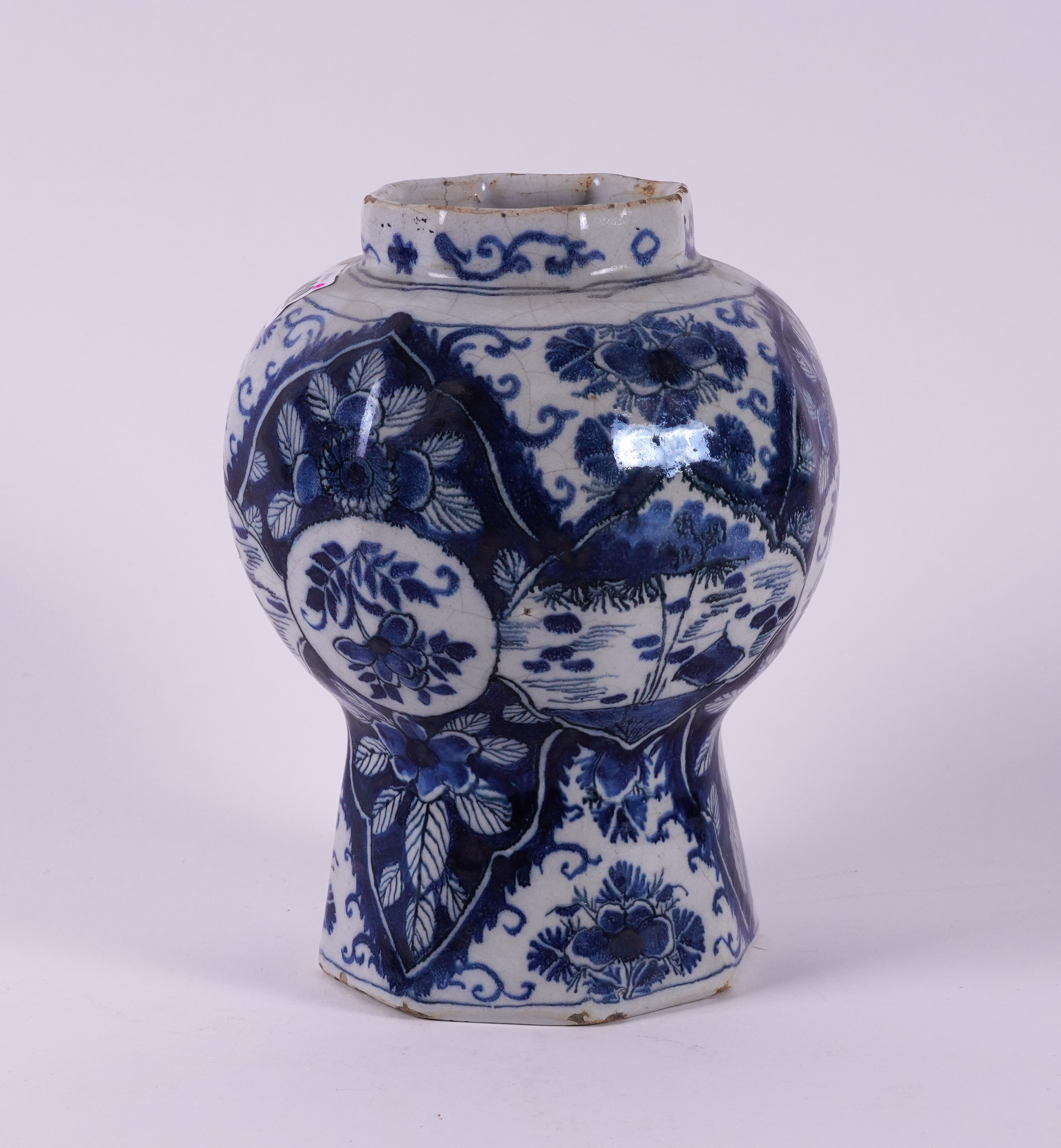 AN OCTAGONAL DUTCH DELFT BLUE AND WHITE CHINOISERIE VASE - Image 4 of 5