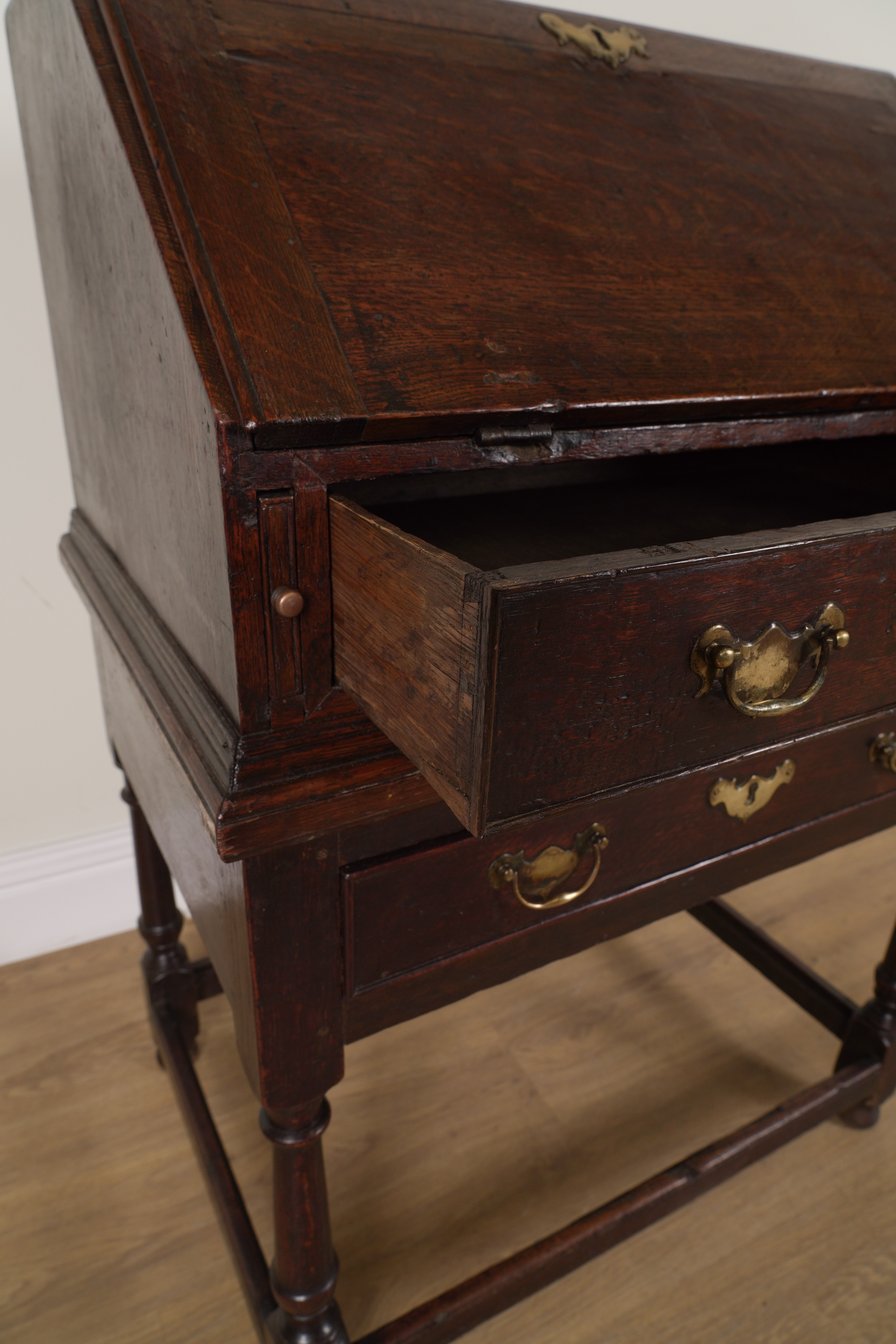 AN 18TH CENTURY OAK BUREAU ON STAND - Image 5 of 5