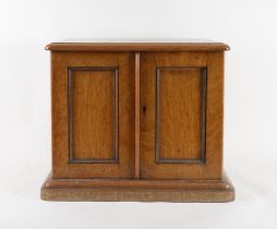 A VICTORIAN BRASS MOUNTED OAK CANTEEN / COLLECTORS CHEST