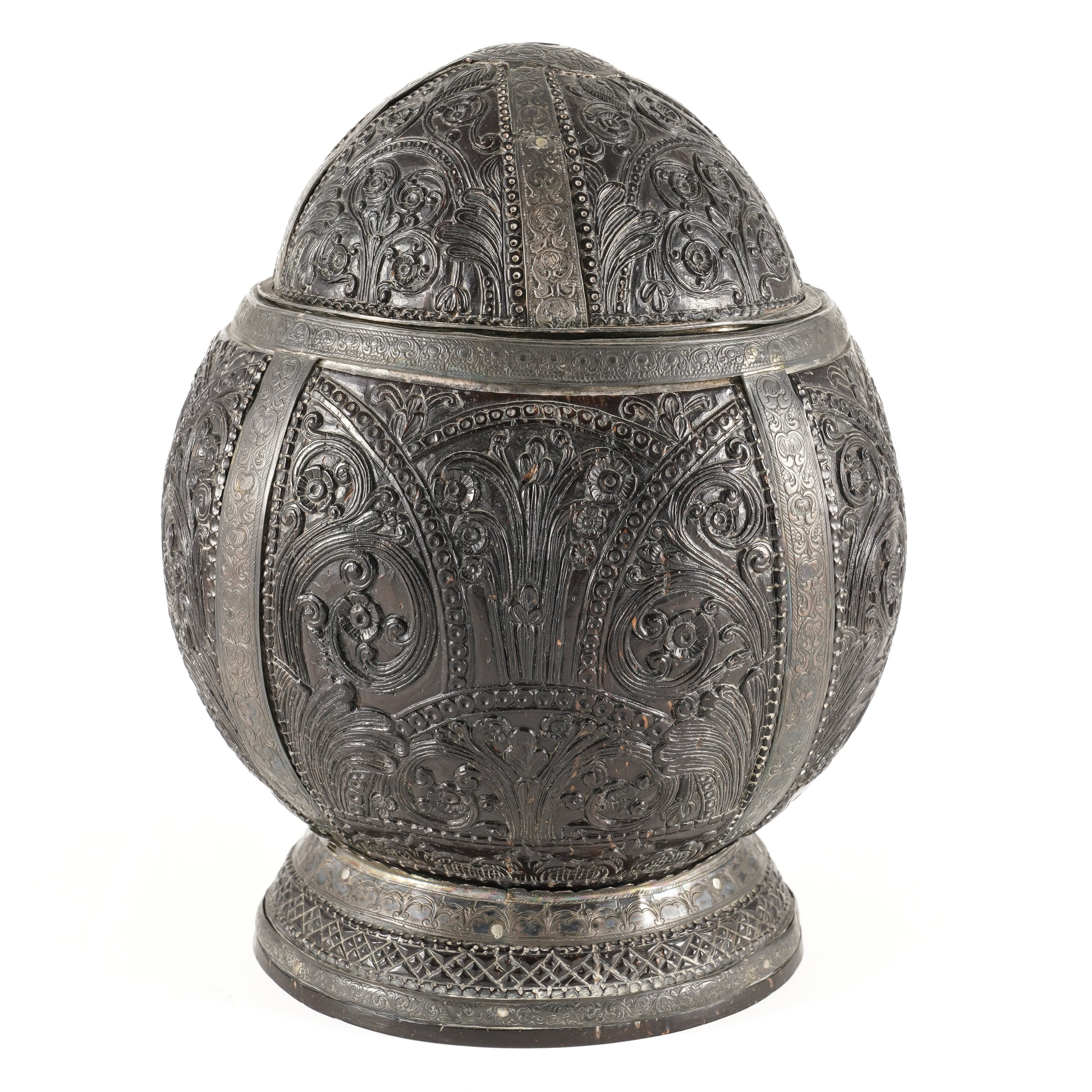 A SOUTH EAST ASIAN RELIEF CARVED AND SILVER METAL MOUNTED COCONUT CUP AND COVER - Image 5 of 14