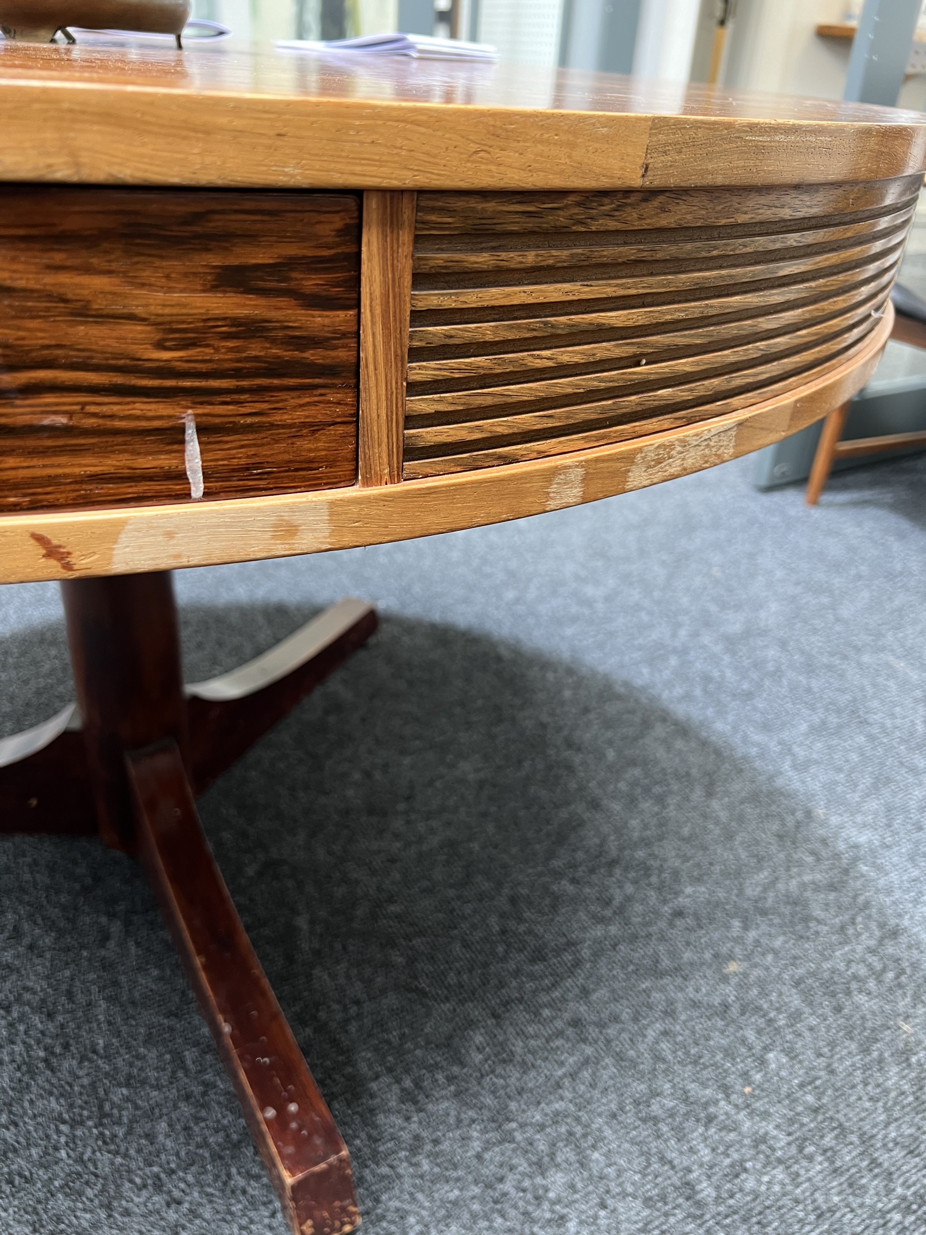 PROBABLY ARCHIE SHINE FOR HEALS FURNITURE; A MID-20TH CENTURY ROSEWOOD CIRCULAR DINING TABLE - Image 3 of 11