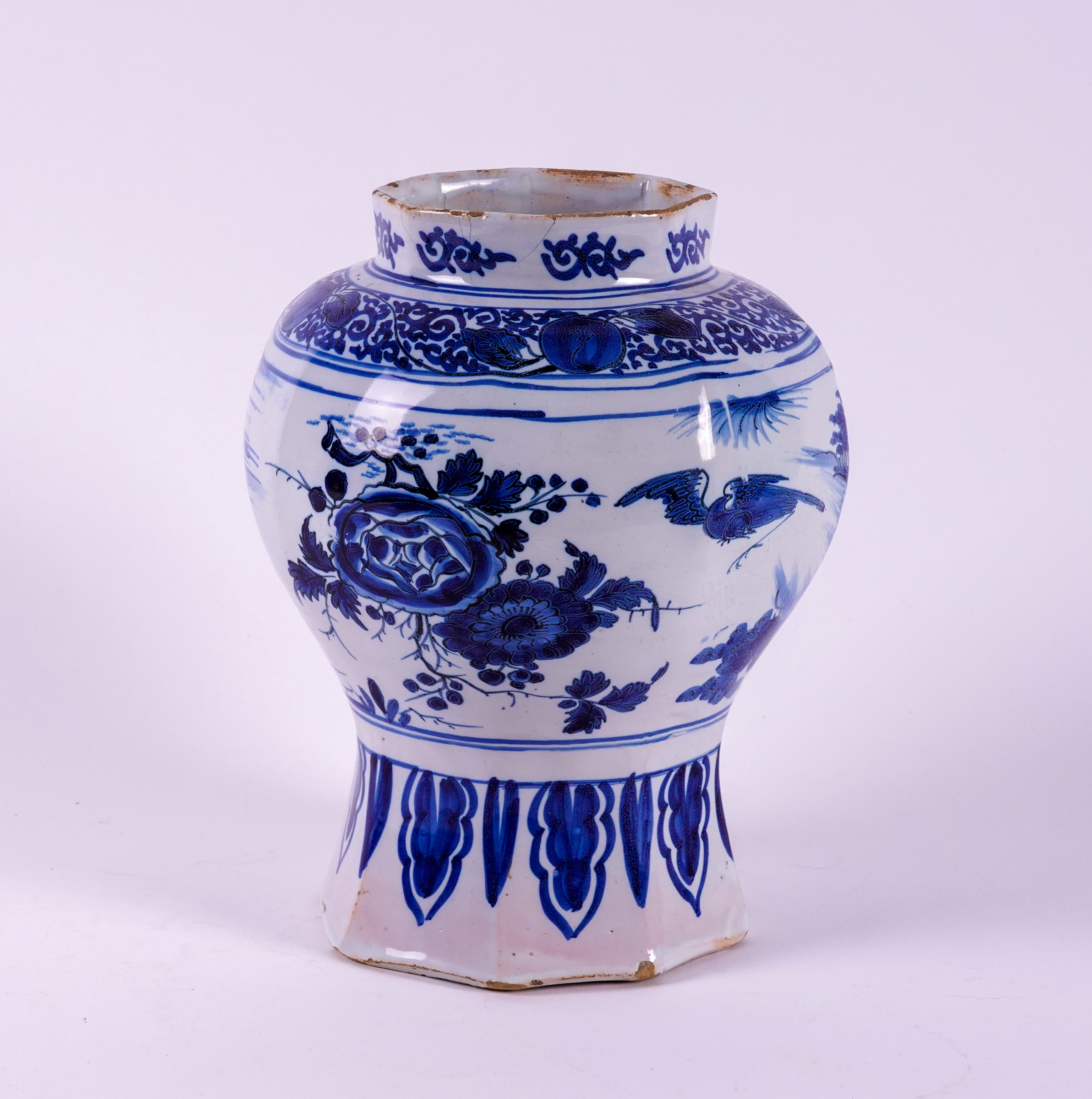AN OCTAGONAL DUTCH DELFT BLUE AND WHITE CHINOISERIE VASE - Image 3 of 5
