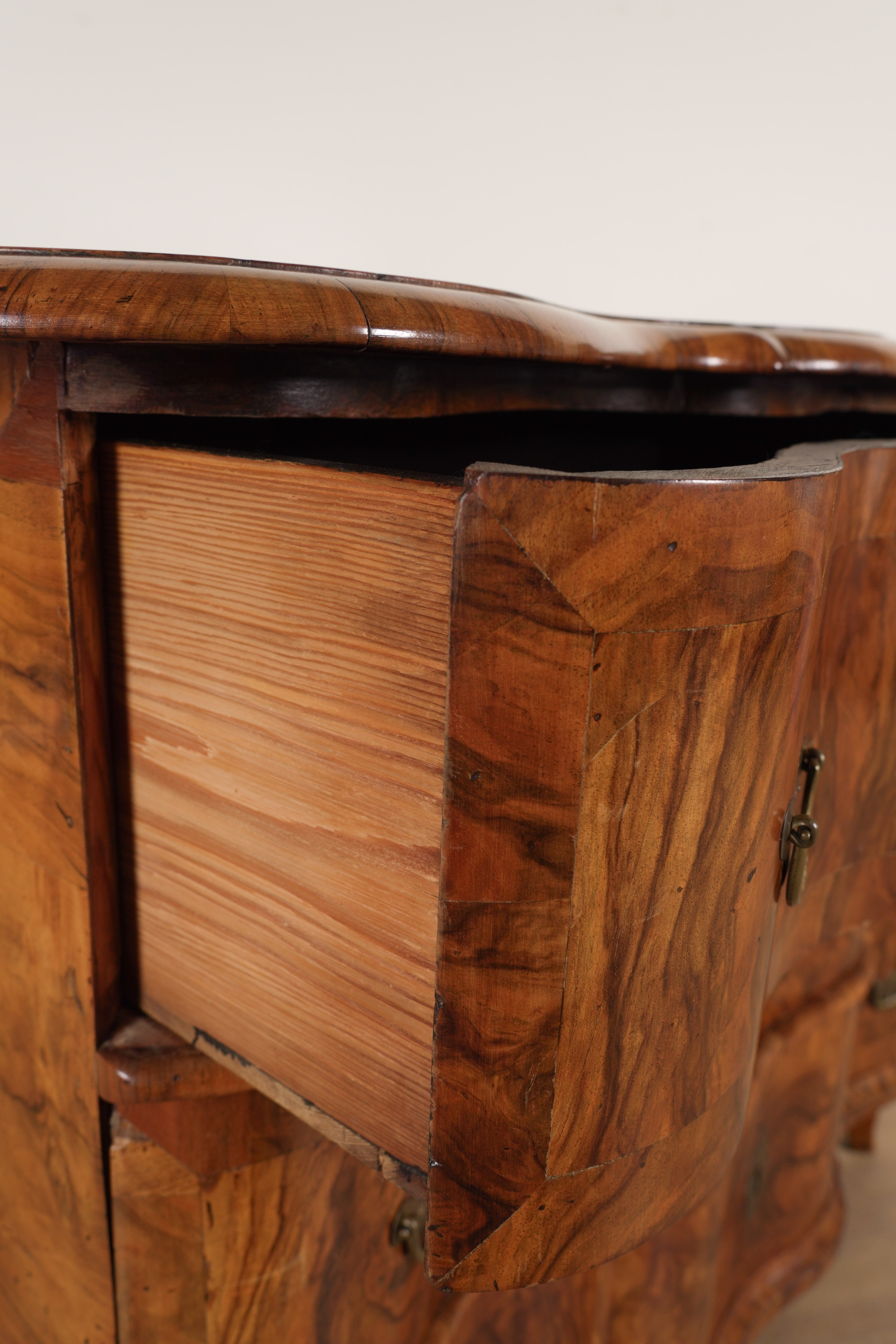 A 17TH CENTURY EUROPEAN WALNUT SERPENTINE THREE DRAWER COMMODE - Image 3 of 6