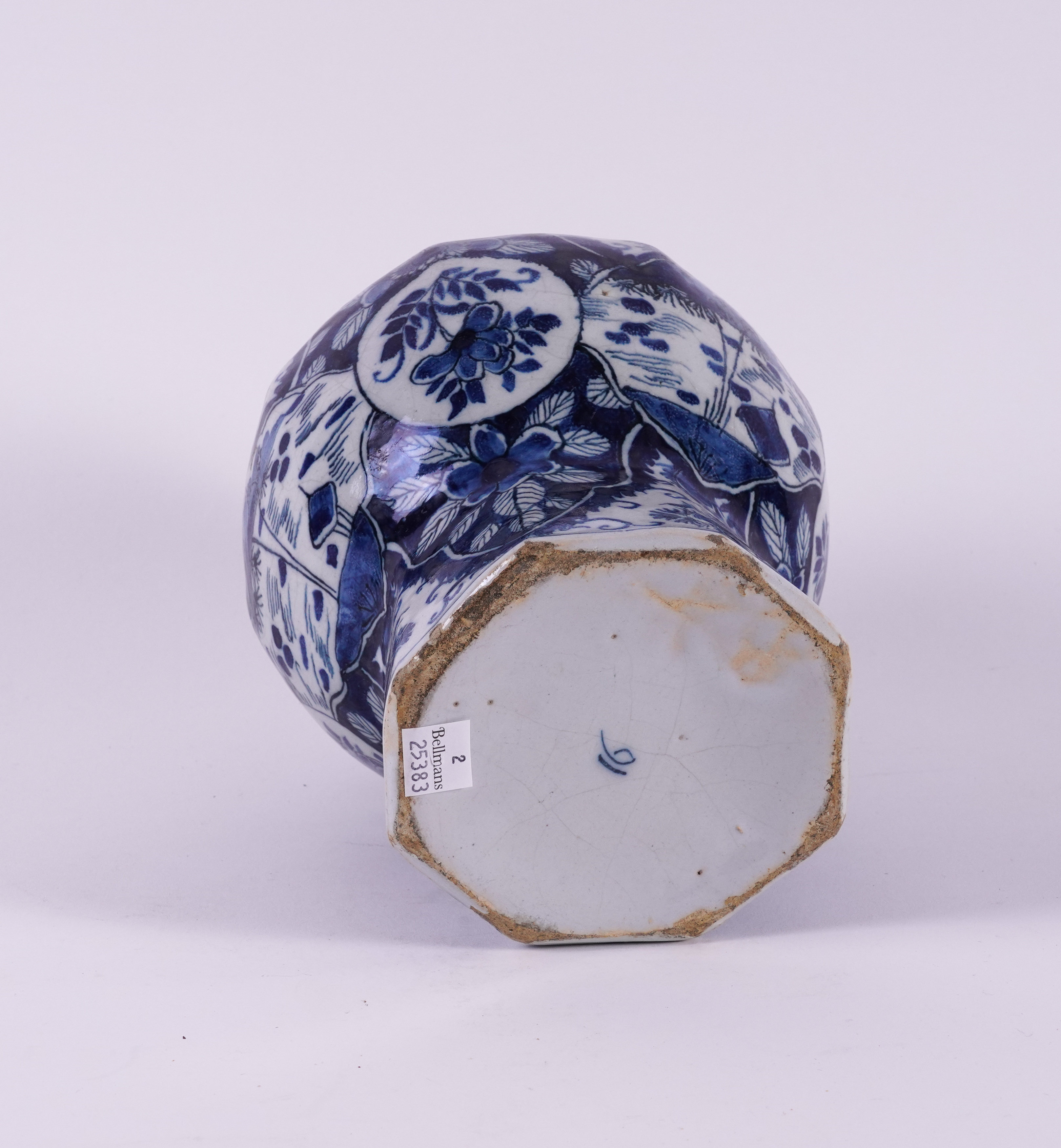 AN OCTAGONAL DUTCH DELFT BLUE AND WHITE CHINOISERIE VASE - Image 5 of 5