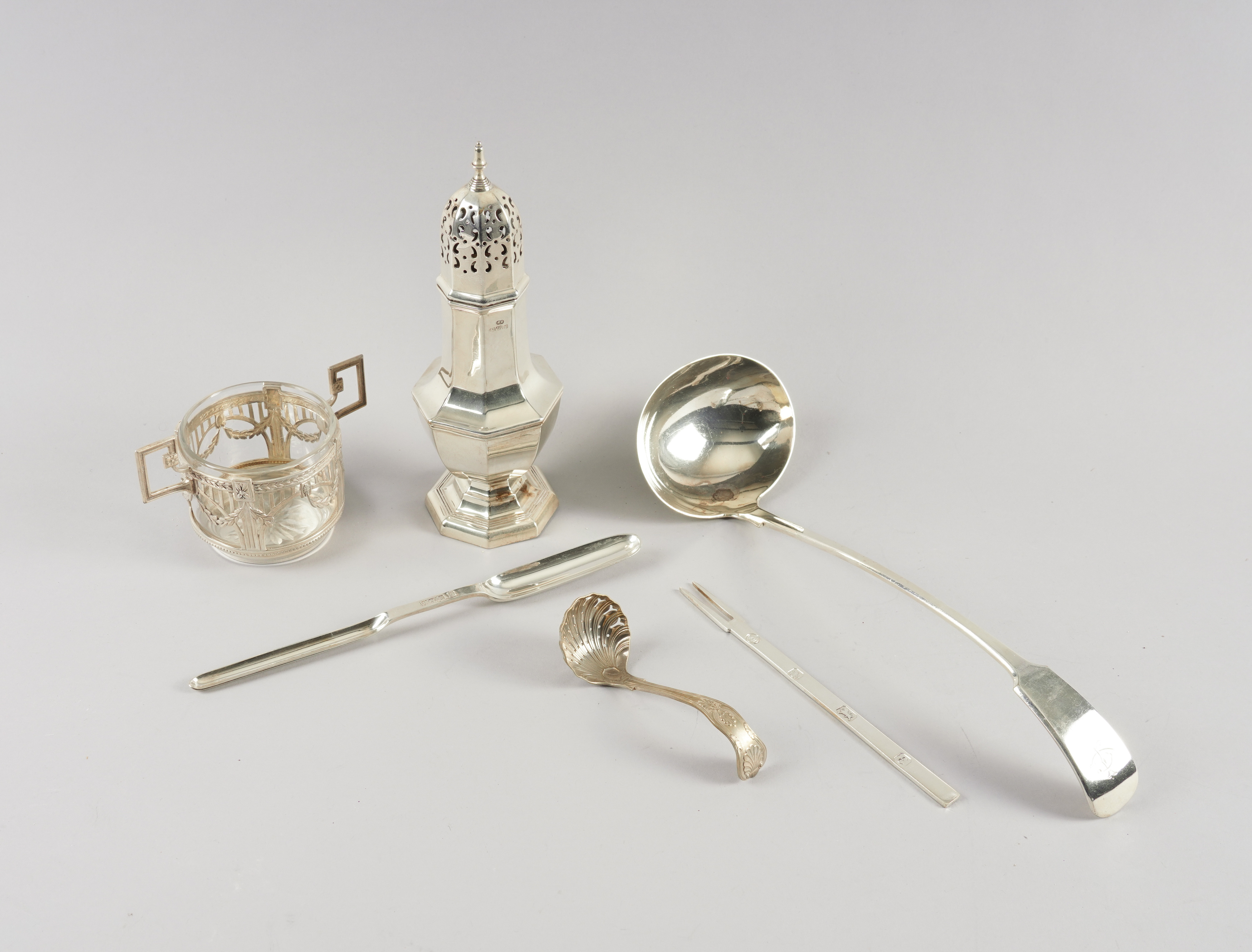 A SILVER SUGAR CASTER AND FIVE FURTHER ITEMS (6)