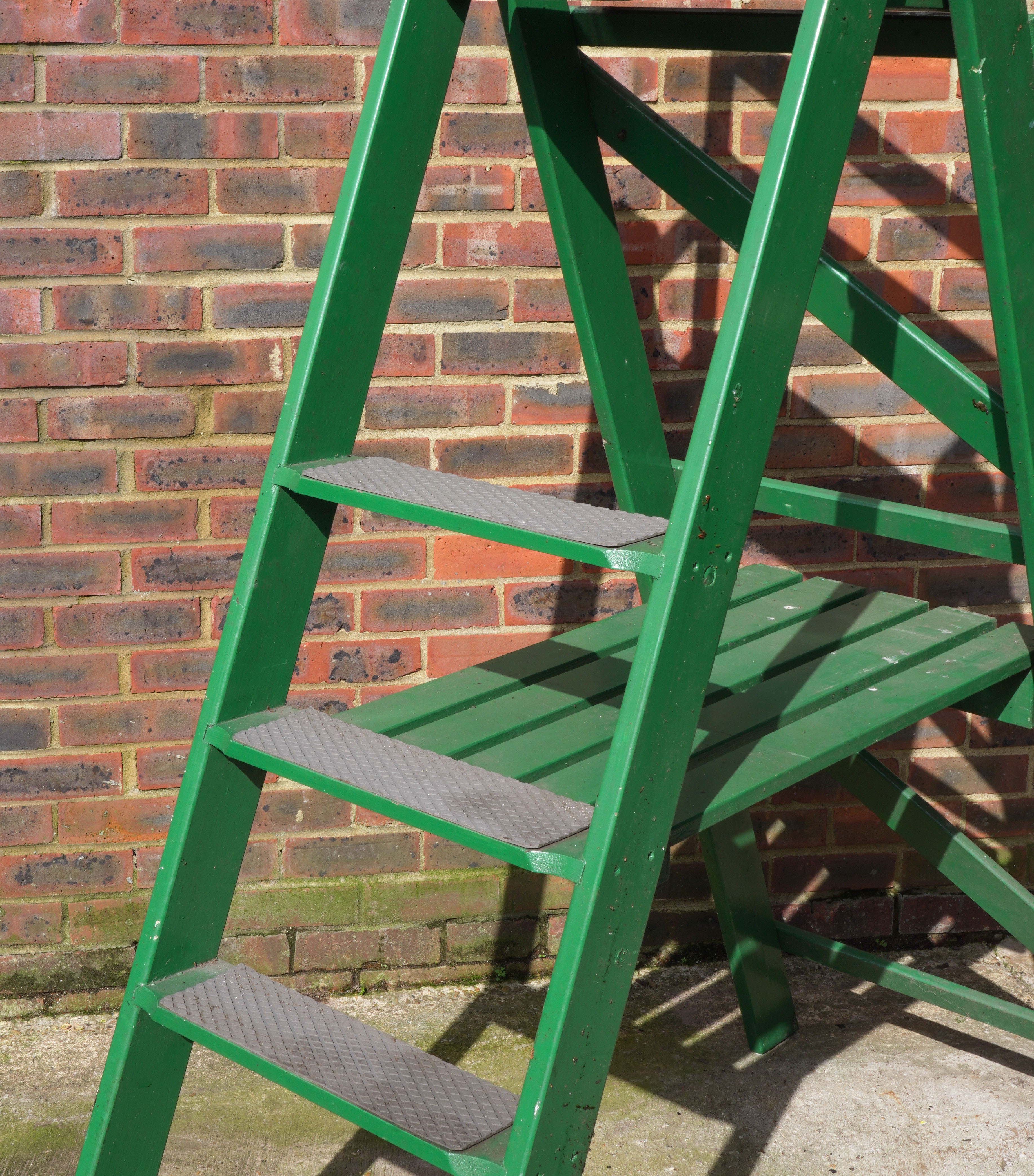 A GREEN PAINTED A-FRAME TENNIS UMPIRE CHAIR - Image 3 of 3