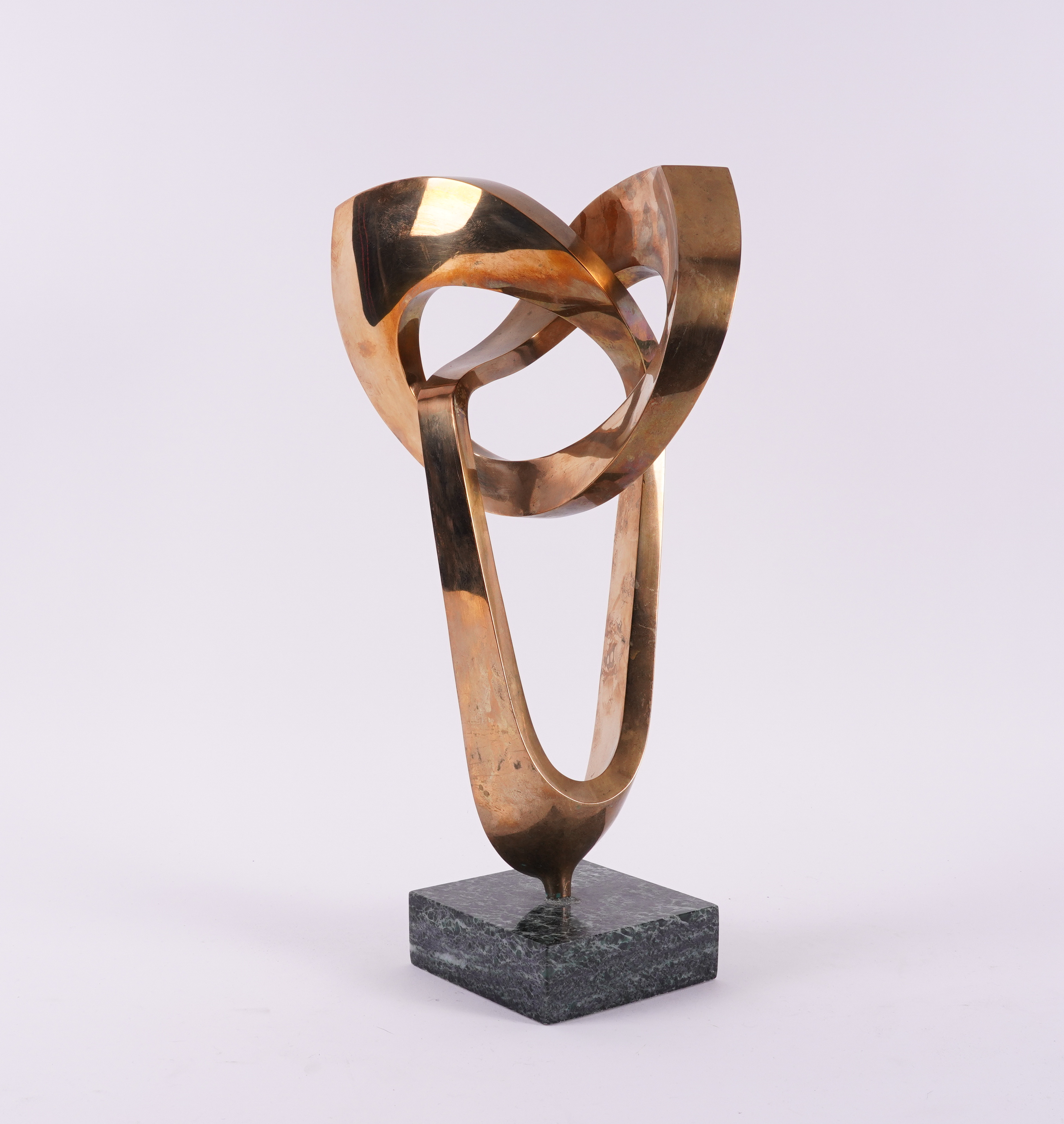 A MODERNIST POLISHED BRASS TWISTED SCULPTURE - Image 2 of 5