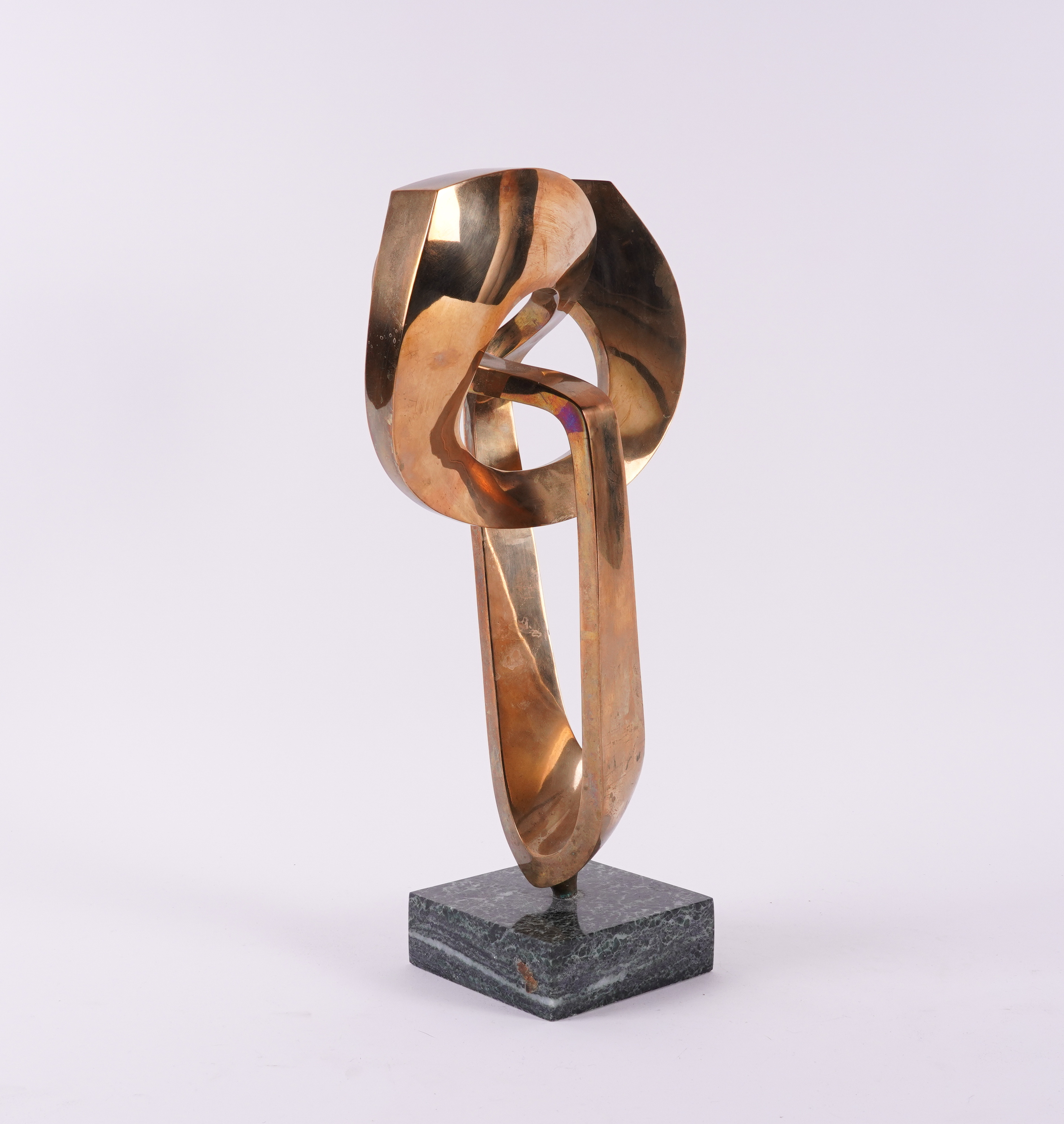 A MODERNIST POLISHED BRASS TWISTED SCULPTURE - Image 5 of 5