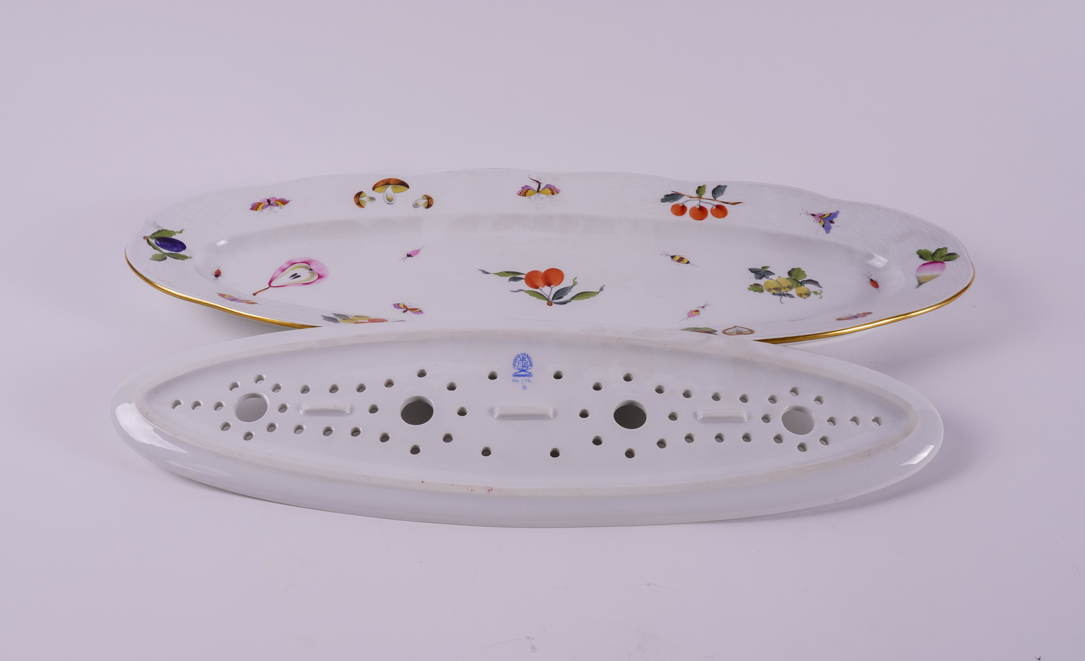 A HEREND `MARKET GARDEN' PATTERN OZIER MOULDED SHAPED OVAL FISH PLATTER AND STRAINER (2) - Image 3 of 4