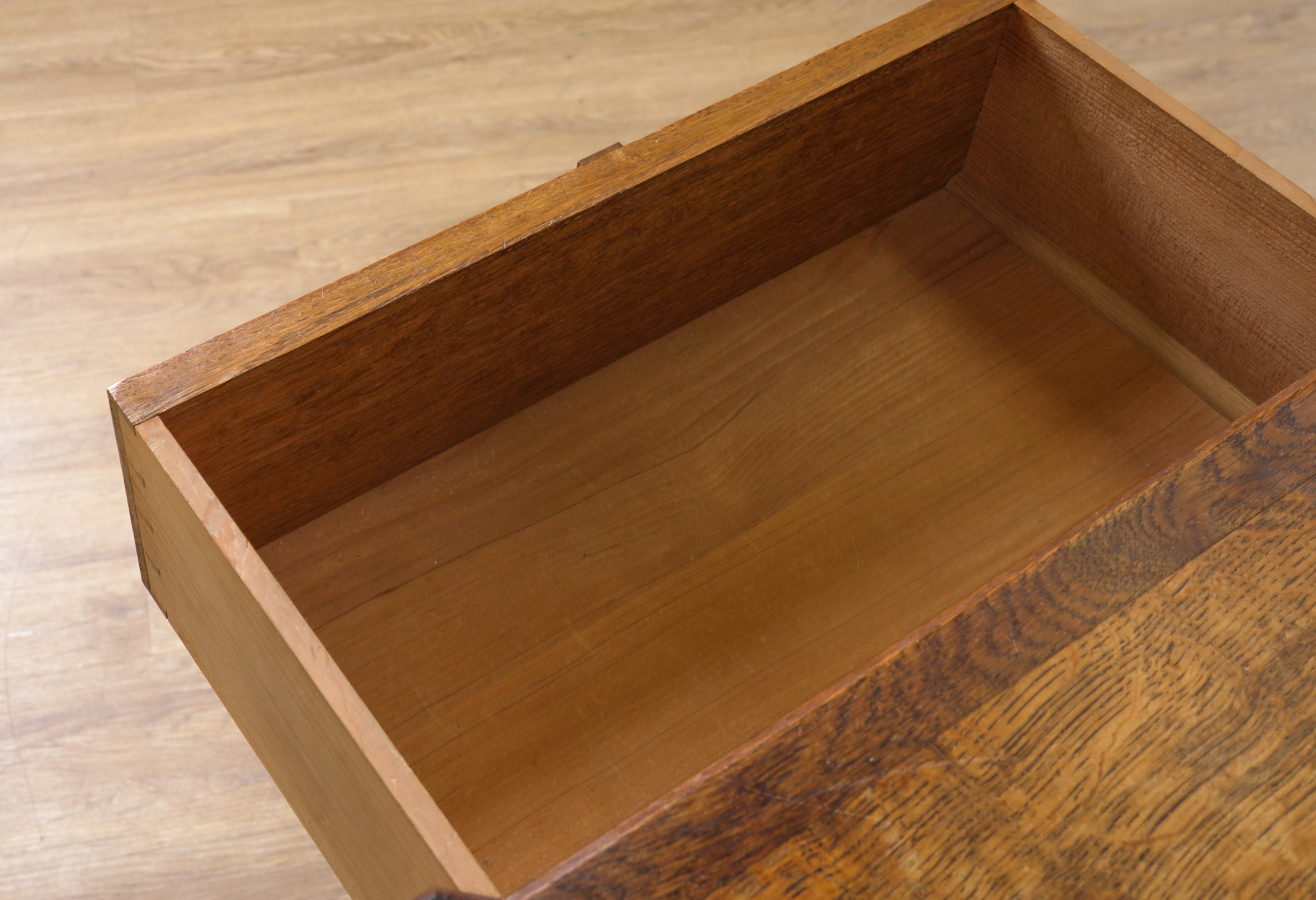 GORDON RUSSELL; A STOW OAK CHEST OF FIVE DRAWERS - Image 3 of 12